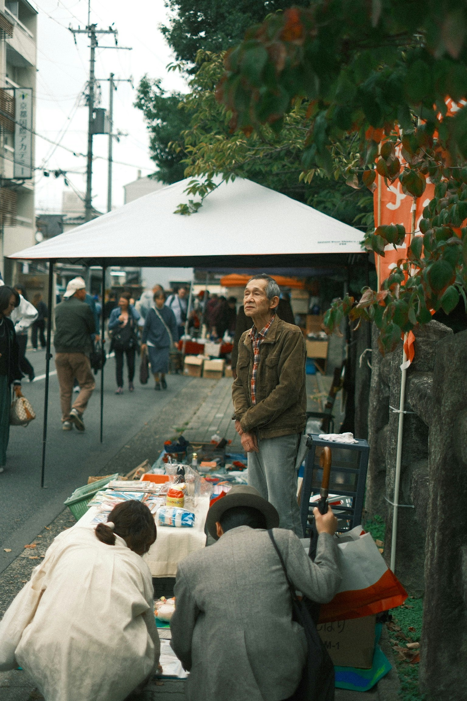 屋台が並ぶ通りで人々が集まる風景