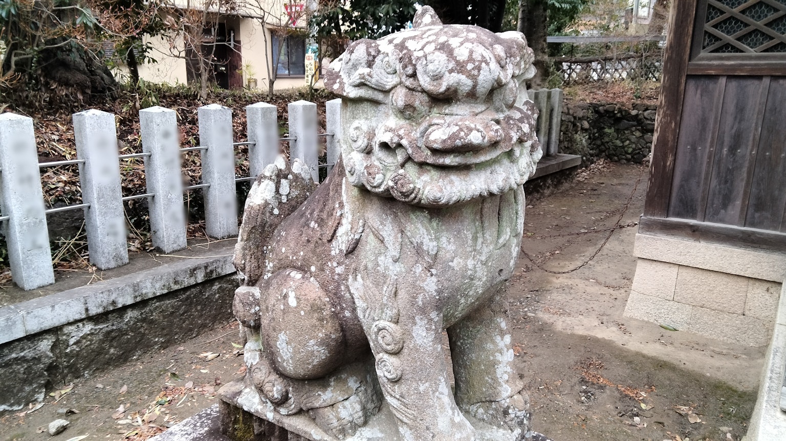 Una scultura di leone in pietra antica davanti a un santuario