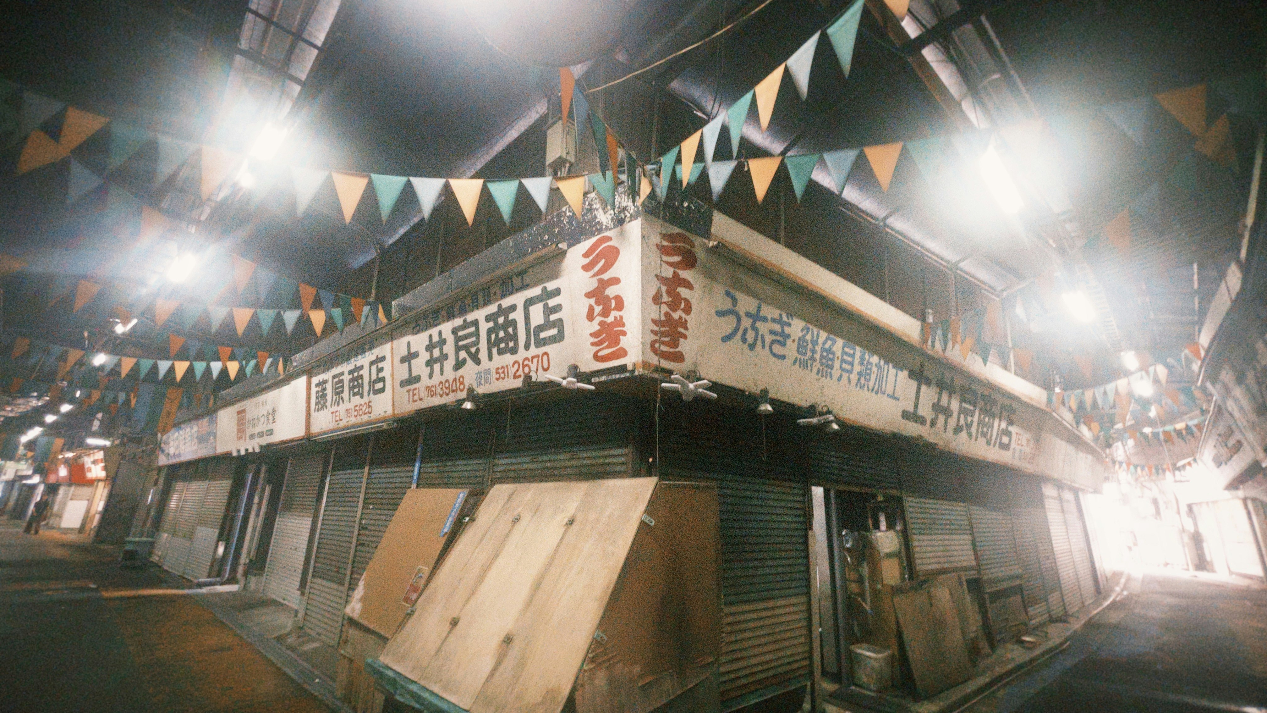 提灯とガーランドが飾られた屋台のある商店街のアーケード