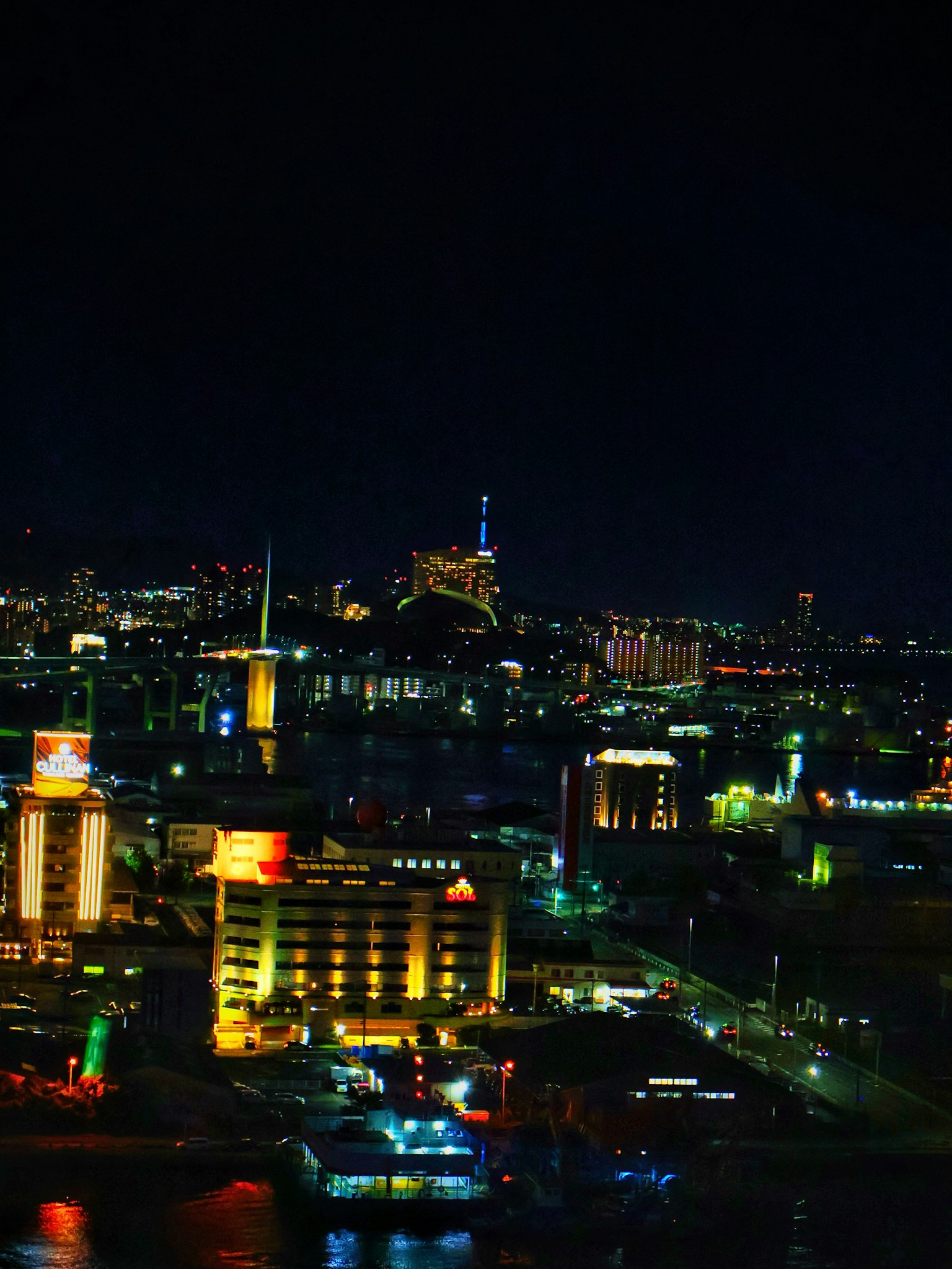 Cảnh thành phố ban đêm với biển hiệu neon sáng và nhà chọc trời