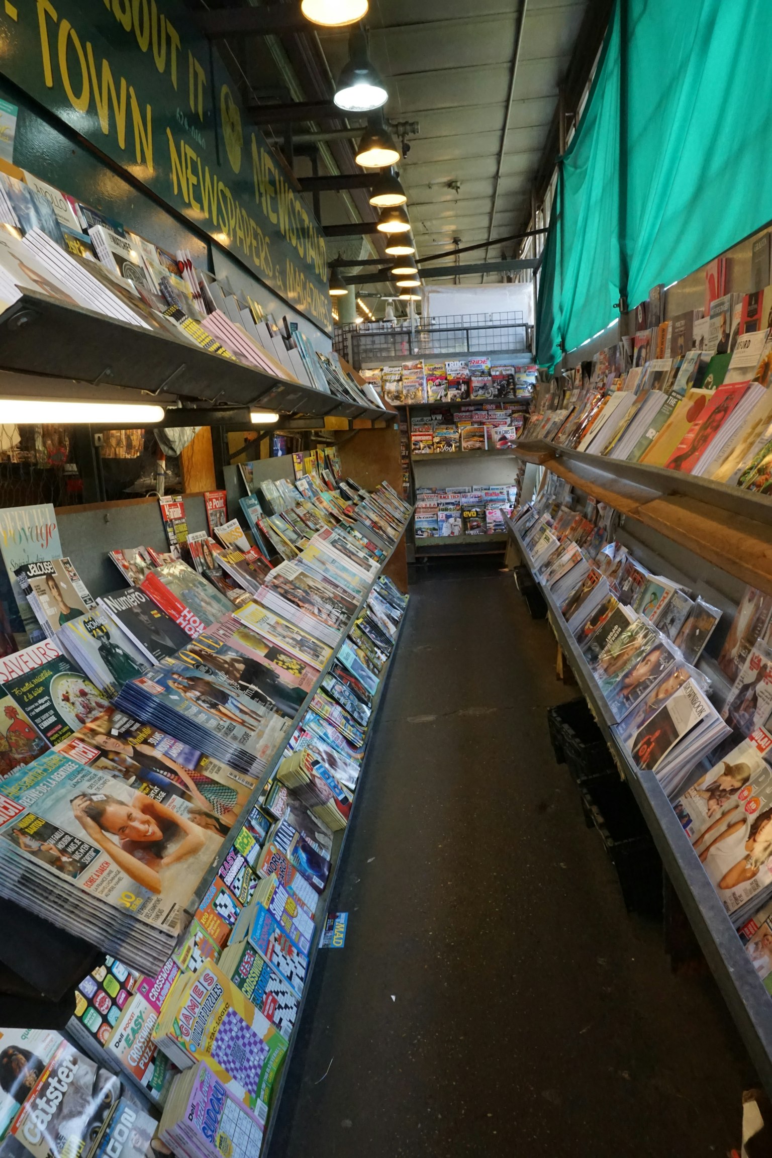市場內狹窄的過道，滿是雜誌