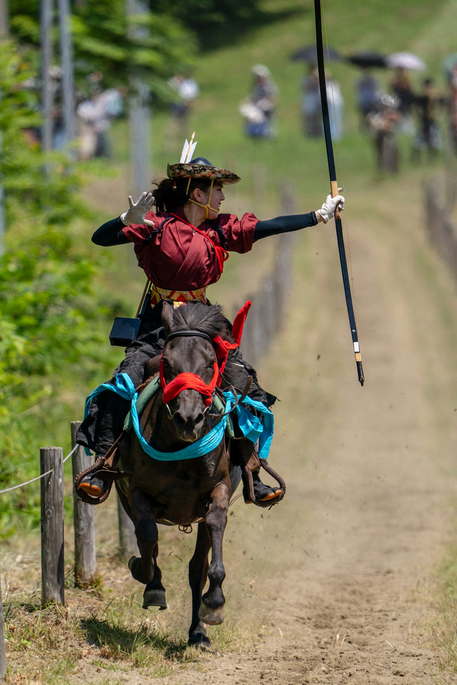 Un guerrier à cheval brandissant une lance courant sur un chemin de terre
