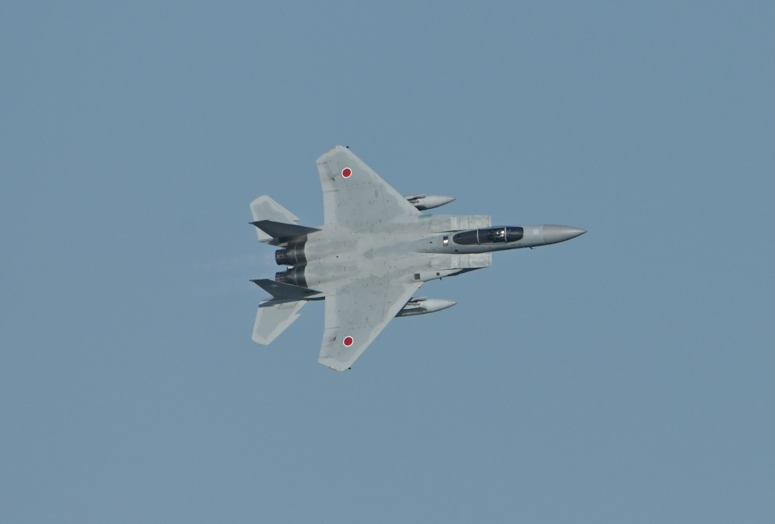 Japanischer F-15 Kampfjet fliegt vor blauem Himmel