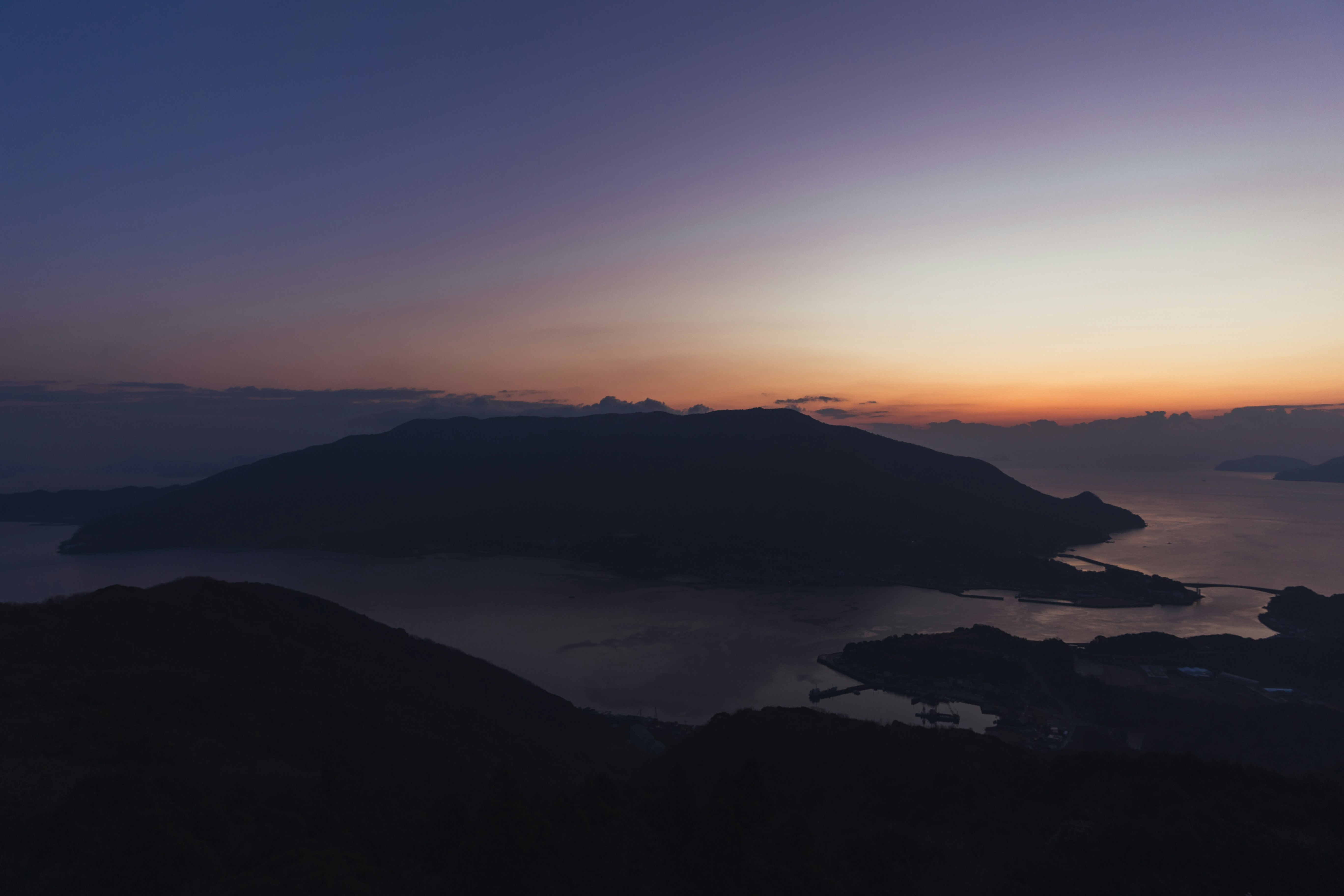 夕陽下俯瞰海灣與海面的山稜