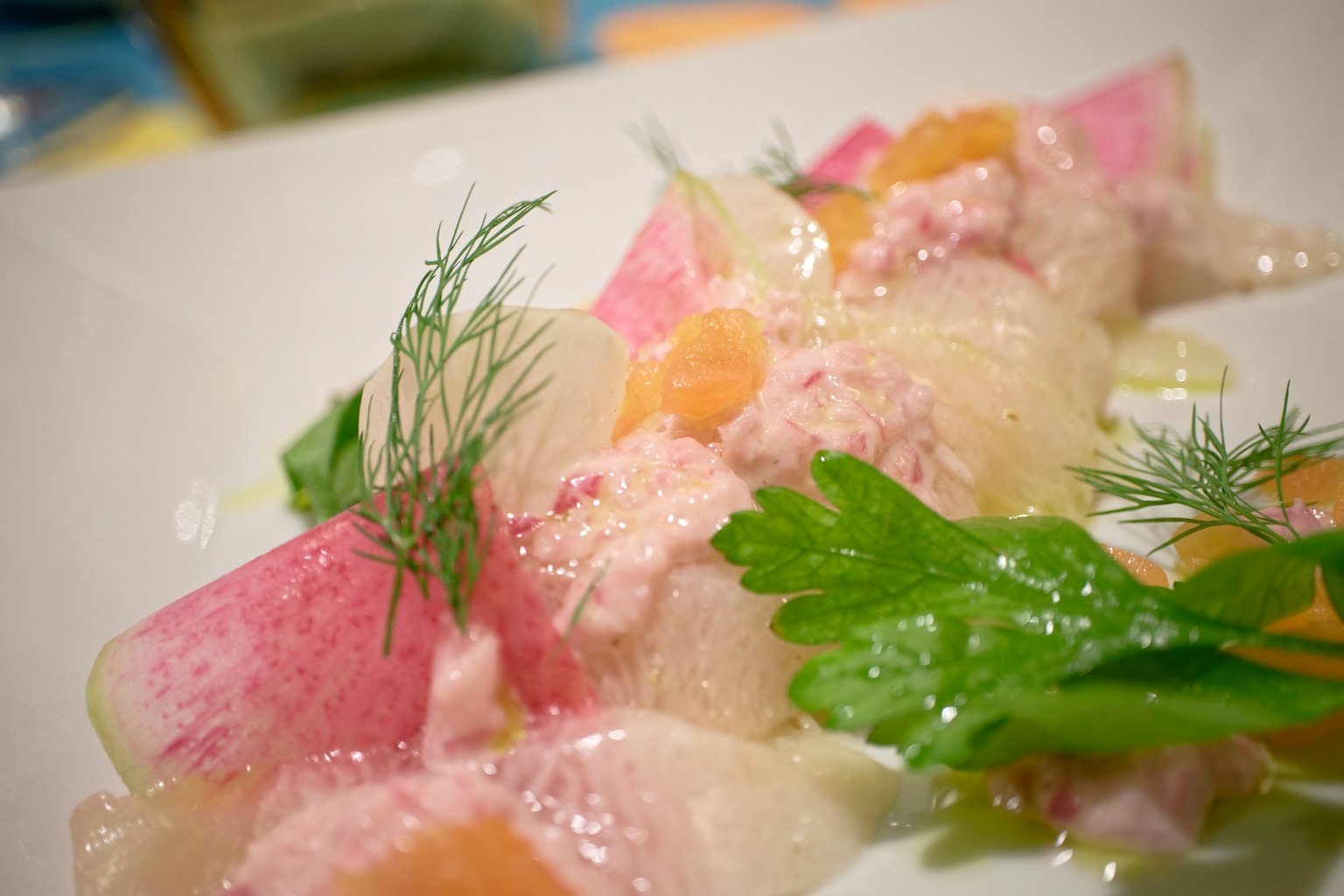 Salad yang disajikan dengan indah dengan sayuran berwarna-warni dan rempah segar