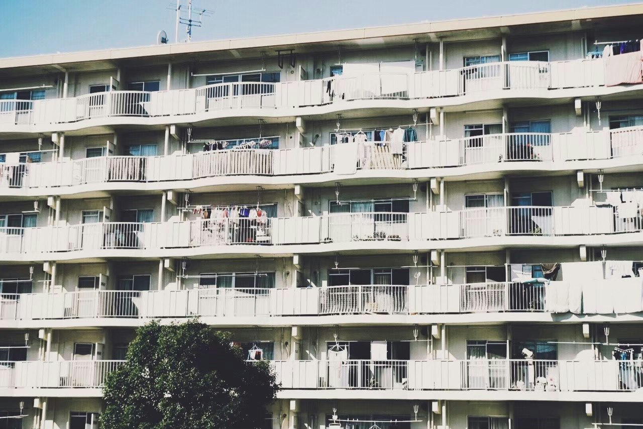 多层公寓楼外立面与层叠阳台