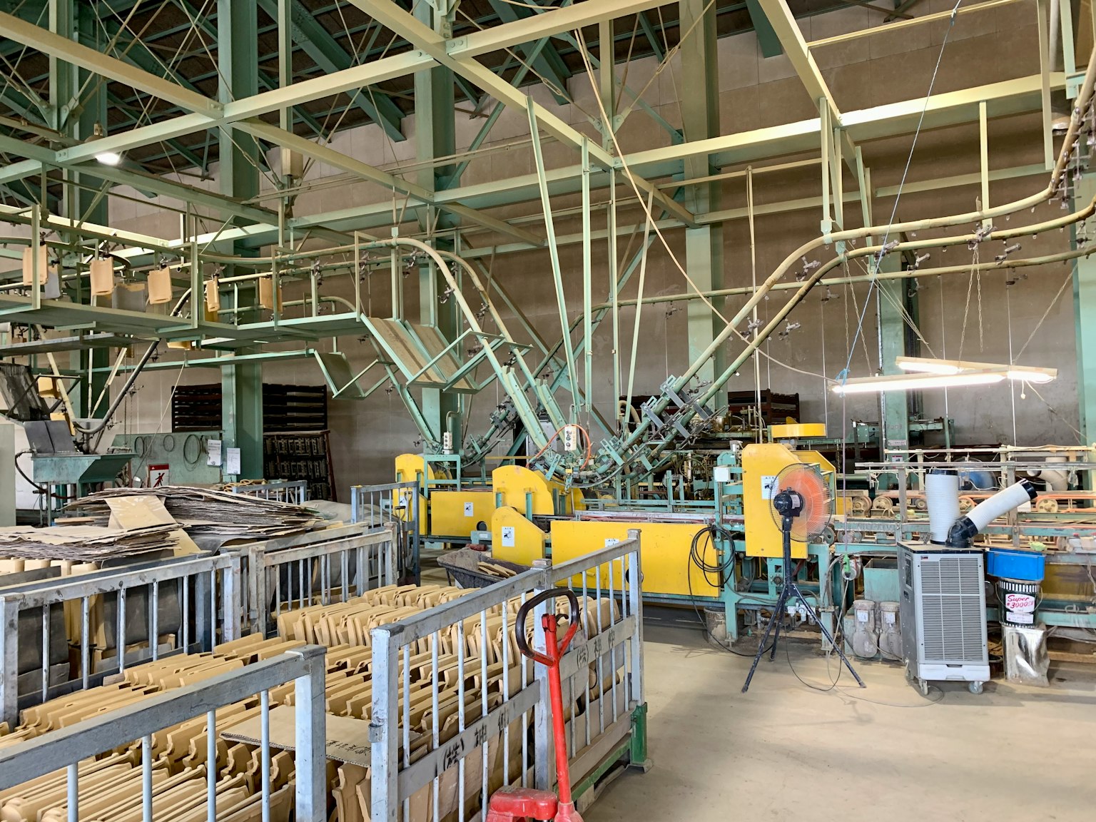 Intérieur d'une usine montrant des machines et des lignes de production
