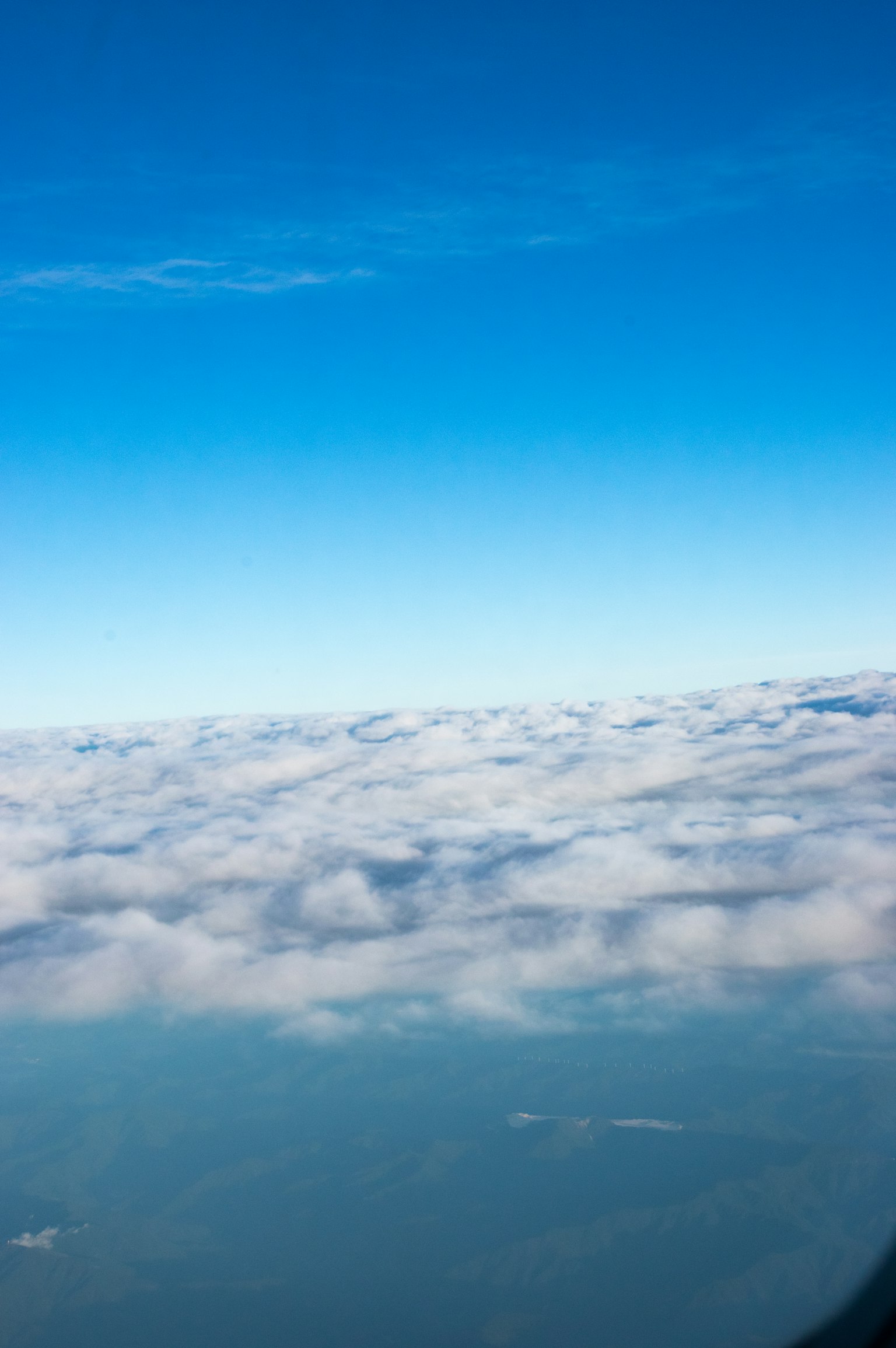 Vista aérea del cielo con nubes y un fondo azul claro