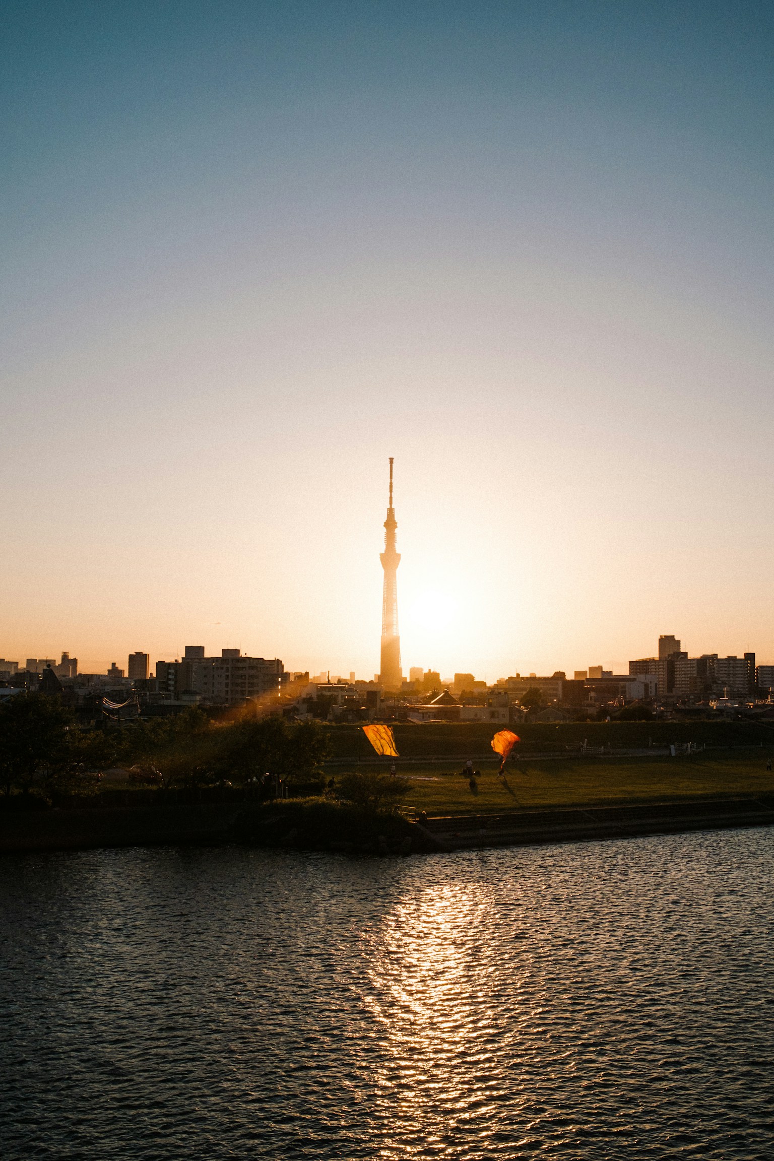 Tokyo Skytree che si erge contro il tramonto