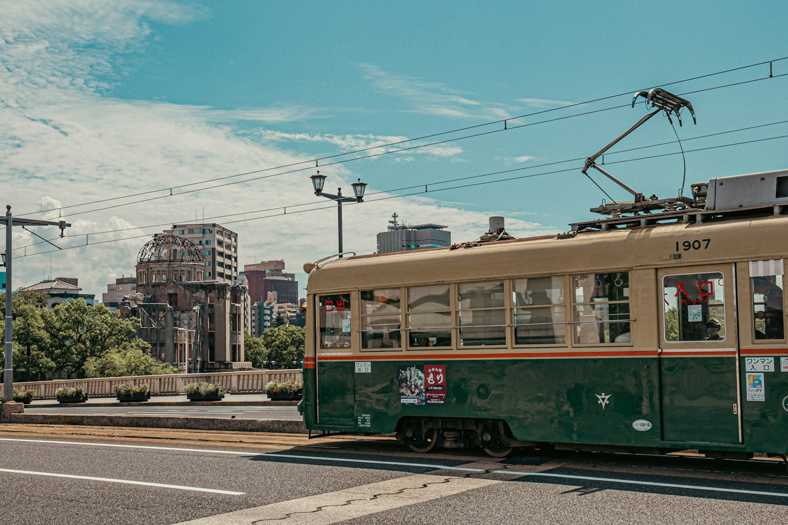 綠色電車穿過城市景觀
