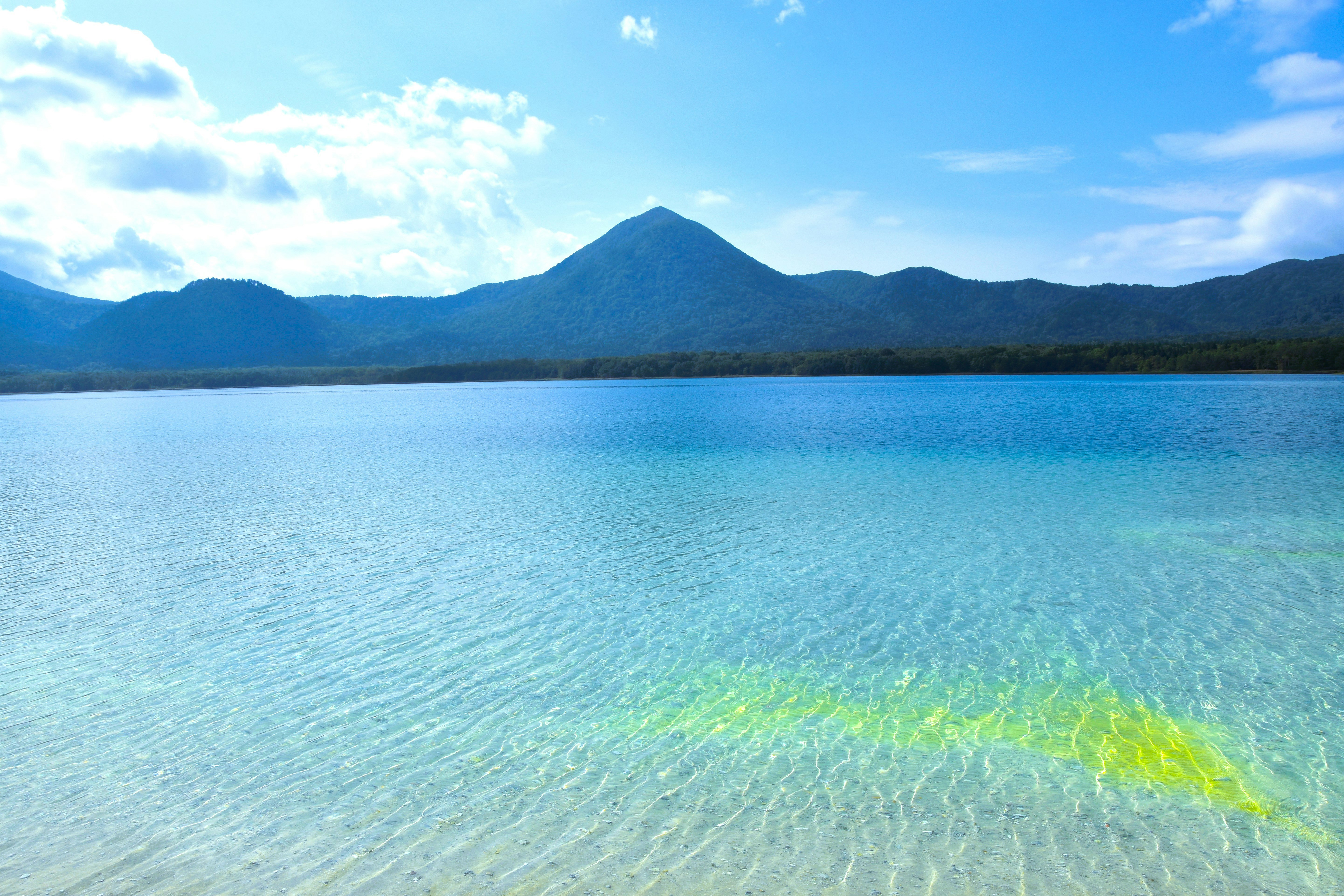 青い湖面と遠くの山並みの風景