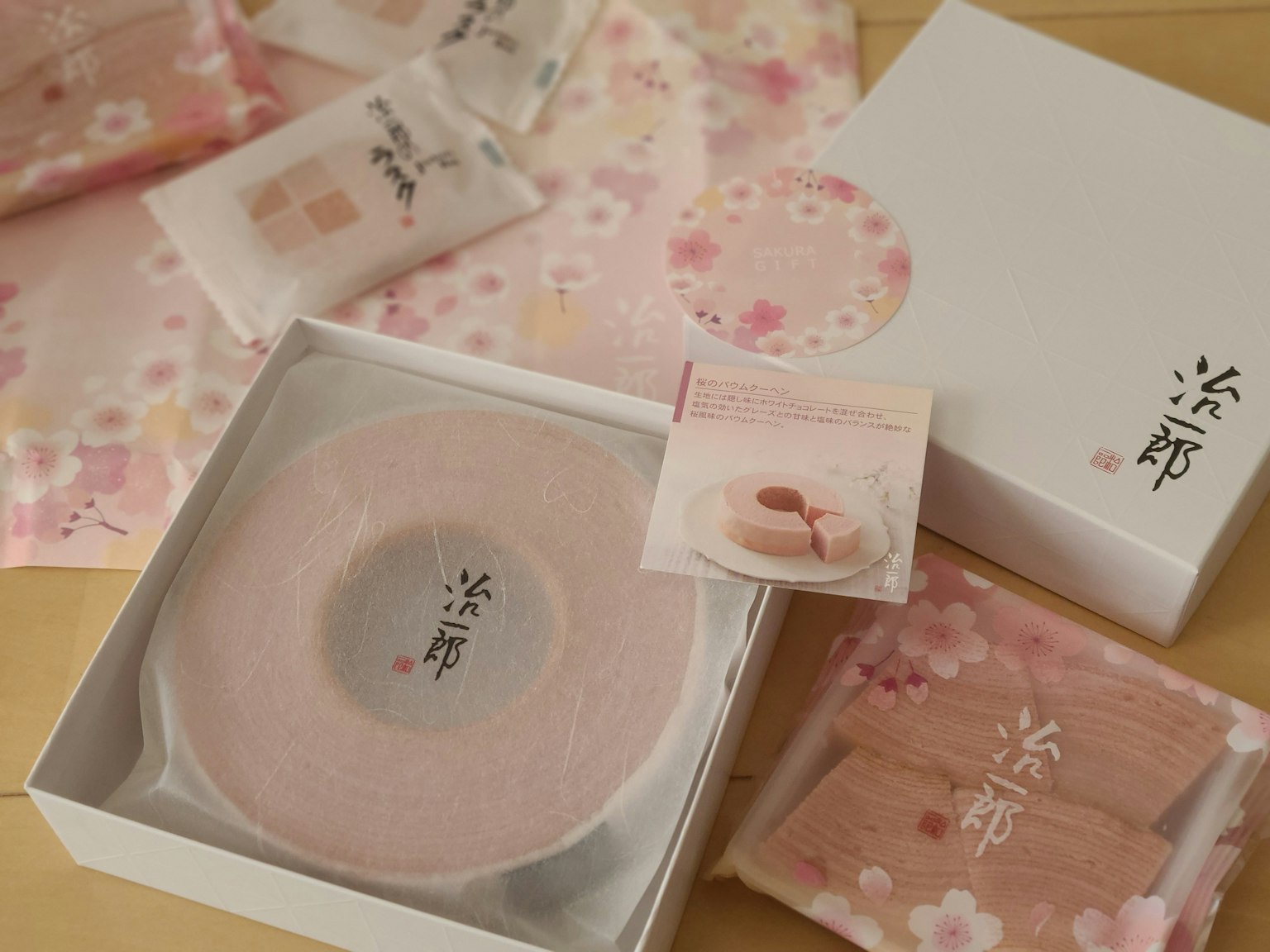 Conjunto de dulces japoneses con empaques decorados con flores de cerezo
