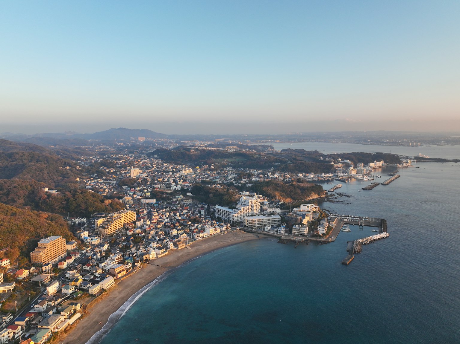 Vista aérea de una ciudad costera con edificios y playa
