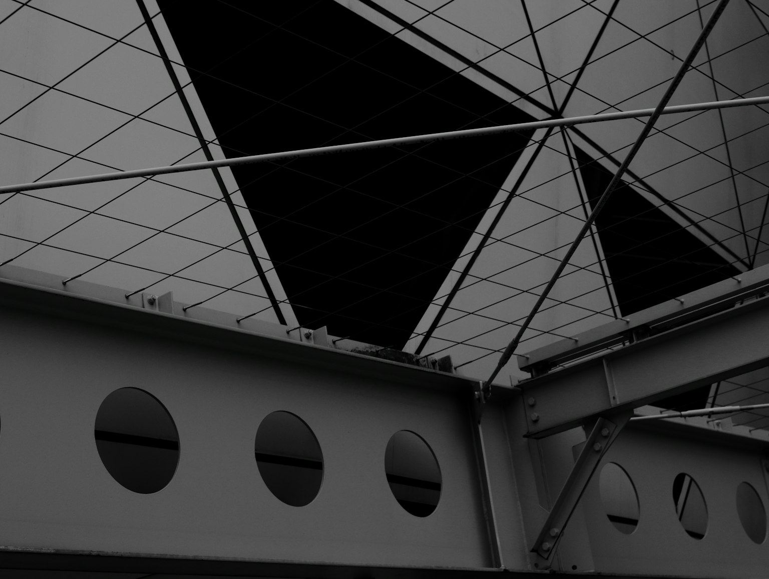 Fotografia di una struttura di tetto geometrica in bianco e nero