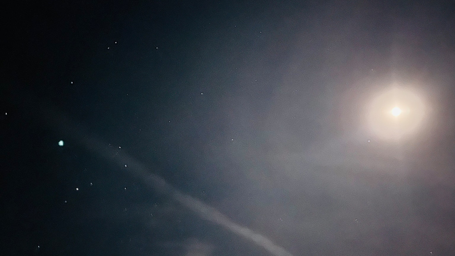 Un ciel nocturne mystique avec une lune brillante et des étoiles éparpillées