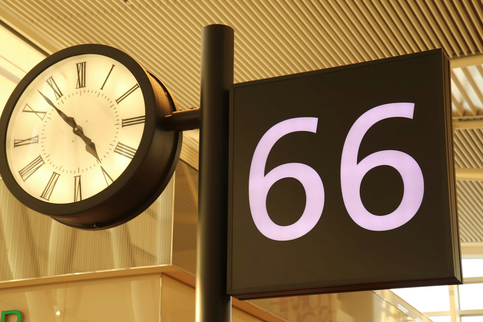Bahnhofsszene mit einer Uhr und dem Schild Nummer 66