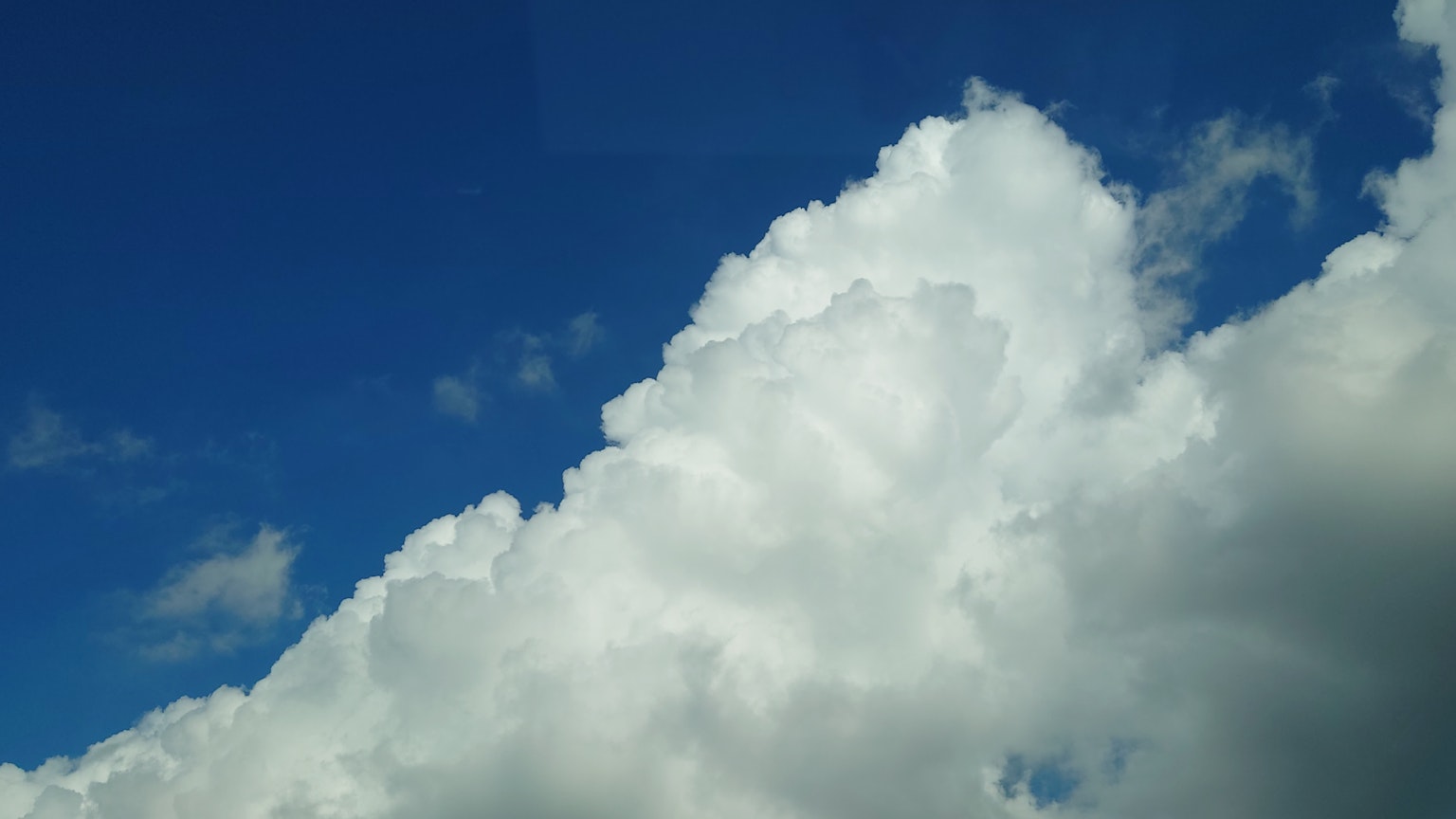 Kontras indah antara langit biru dan awan putih