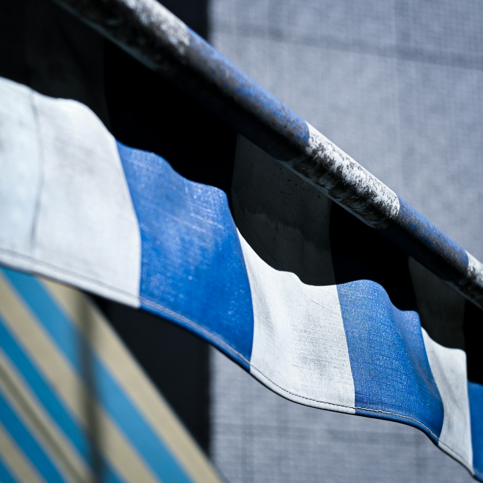 Primer plano de un toldo de rayas azules y blancas