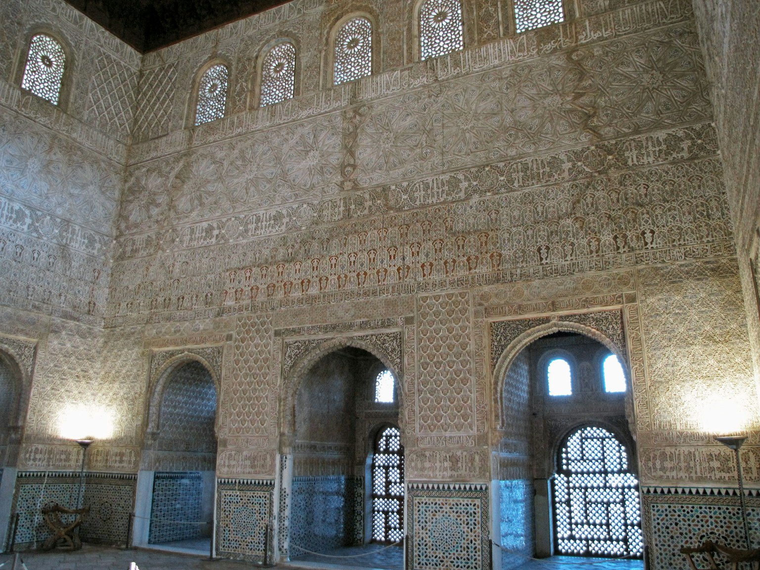 Interior de un edificio histórico con hermosos muros decorados con mosaicos
