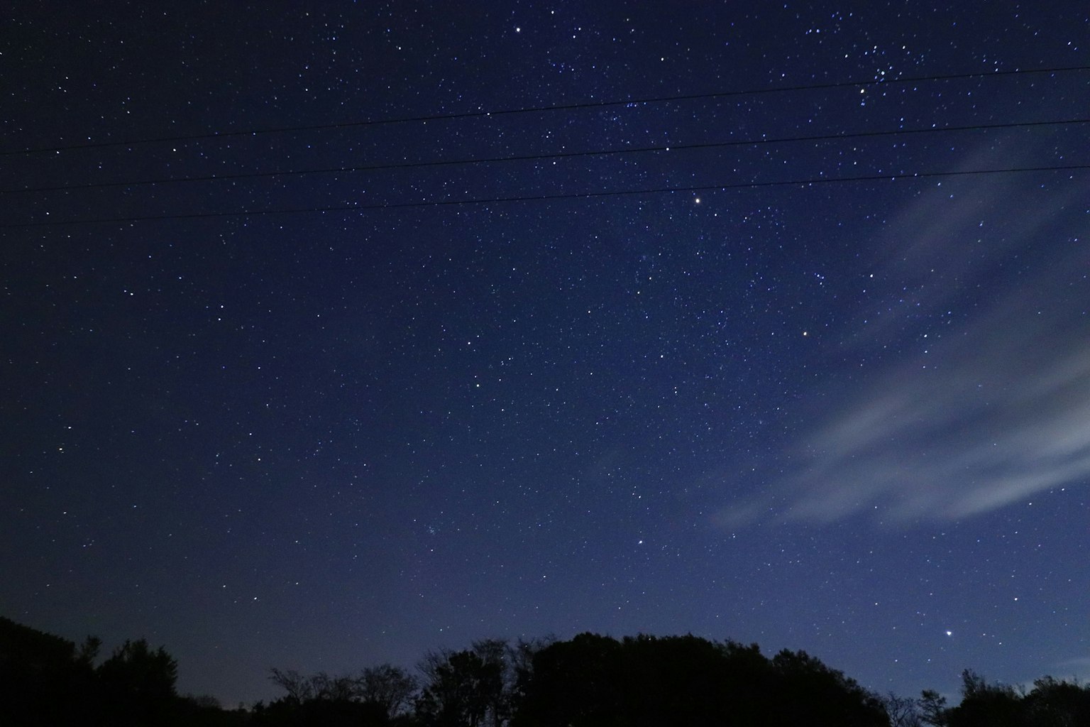 Cielo notturno stellato con nuvole sparse