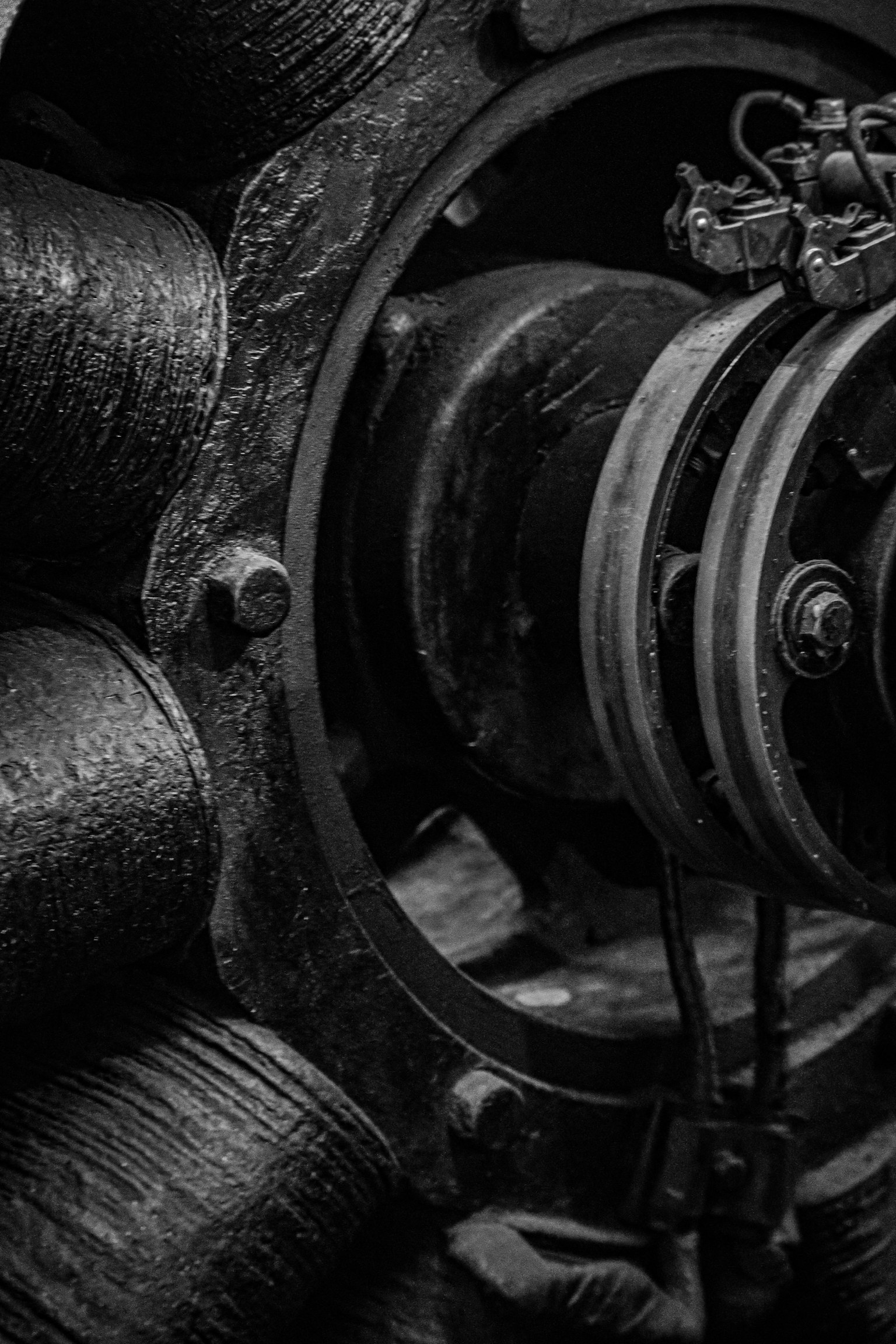 Estructura mecánica detallada y compleja en blanco y negro
