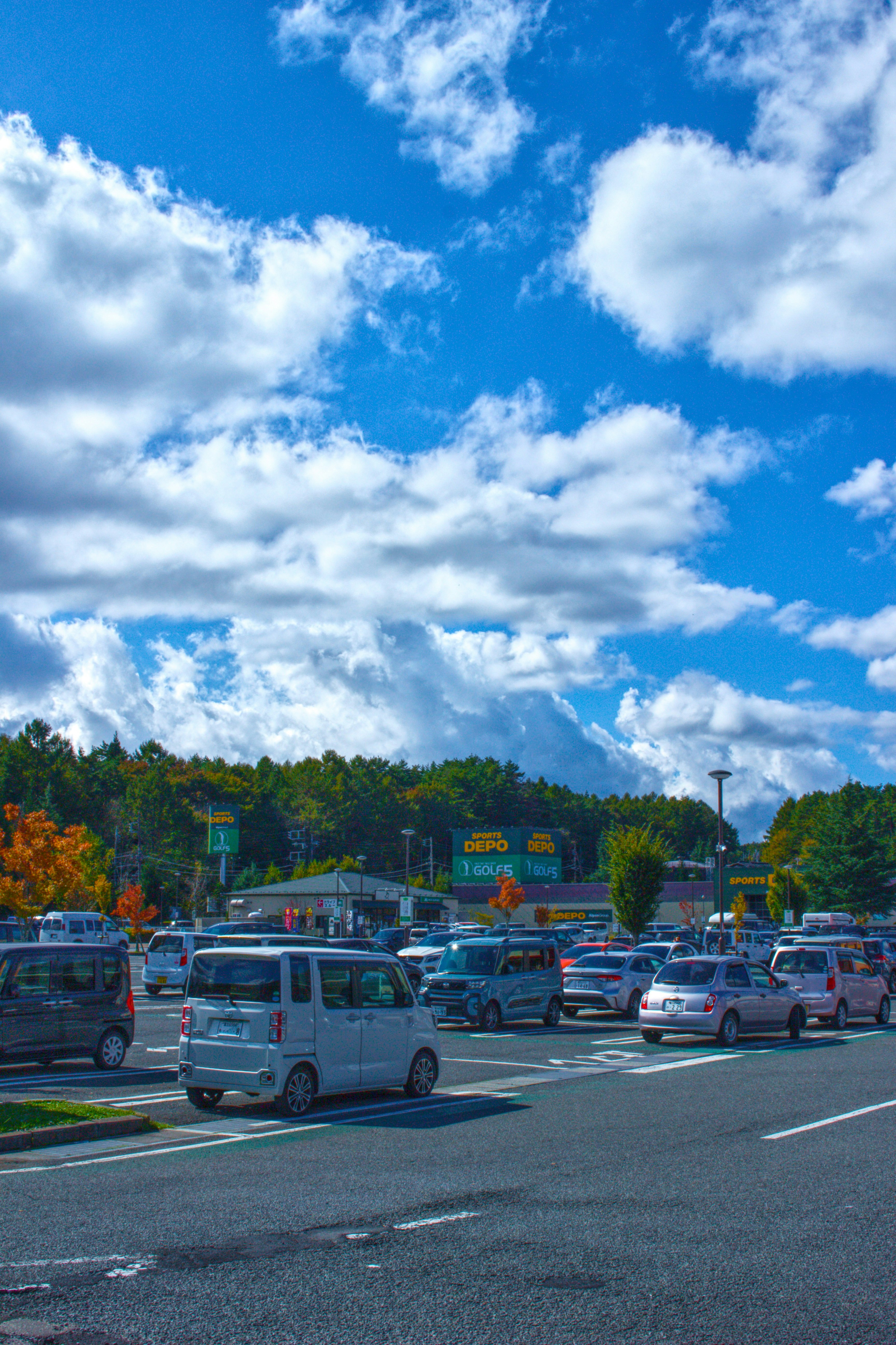 駐車場の車列と青空の風景