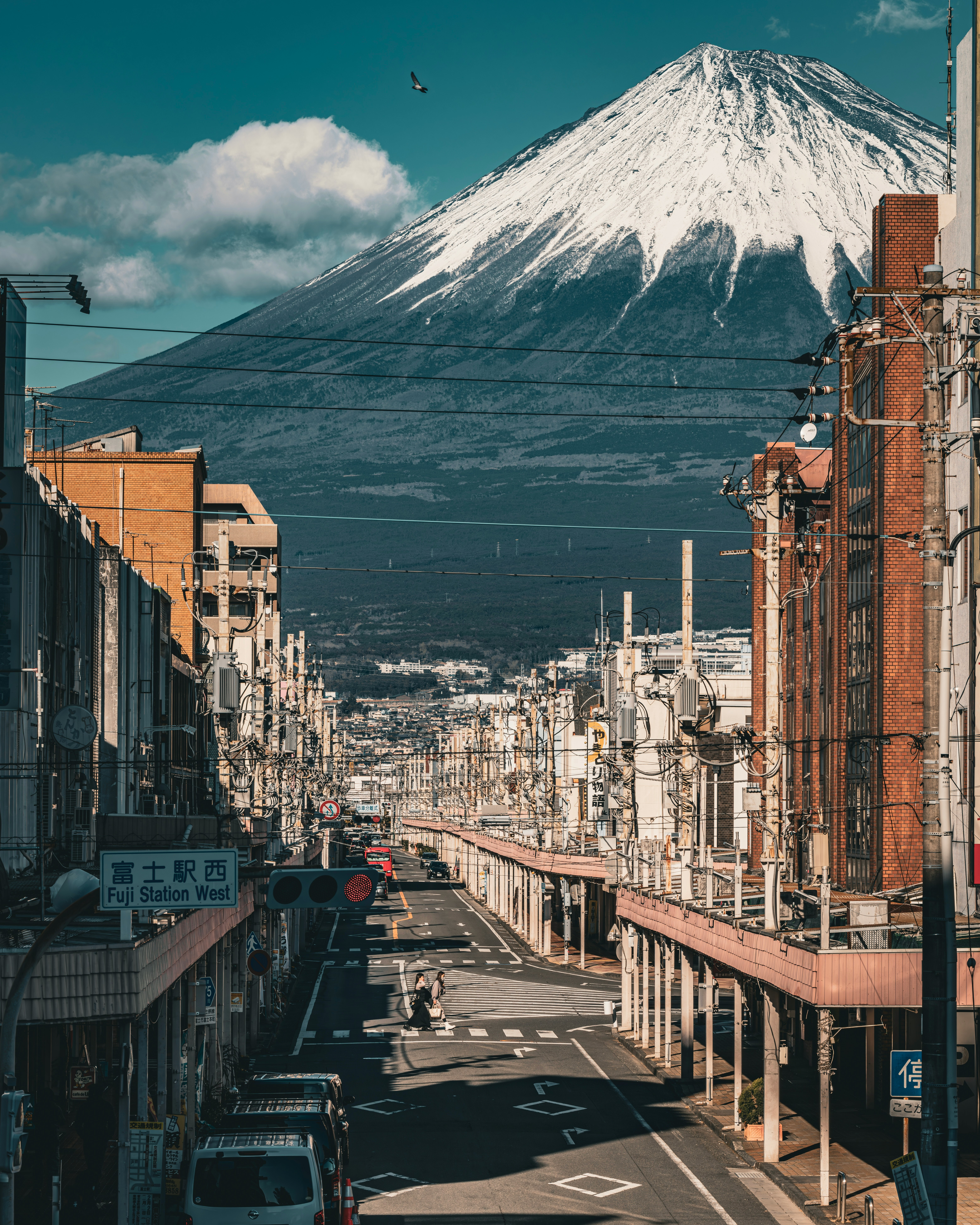 商店街の先に富士山が堂々と見える街並み