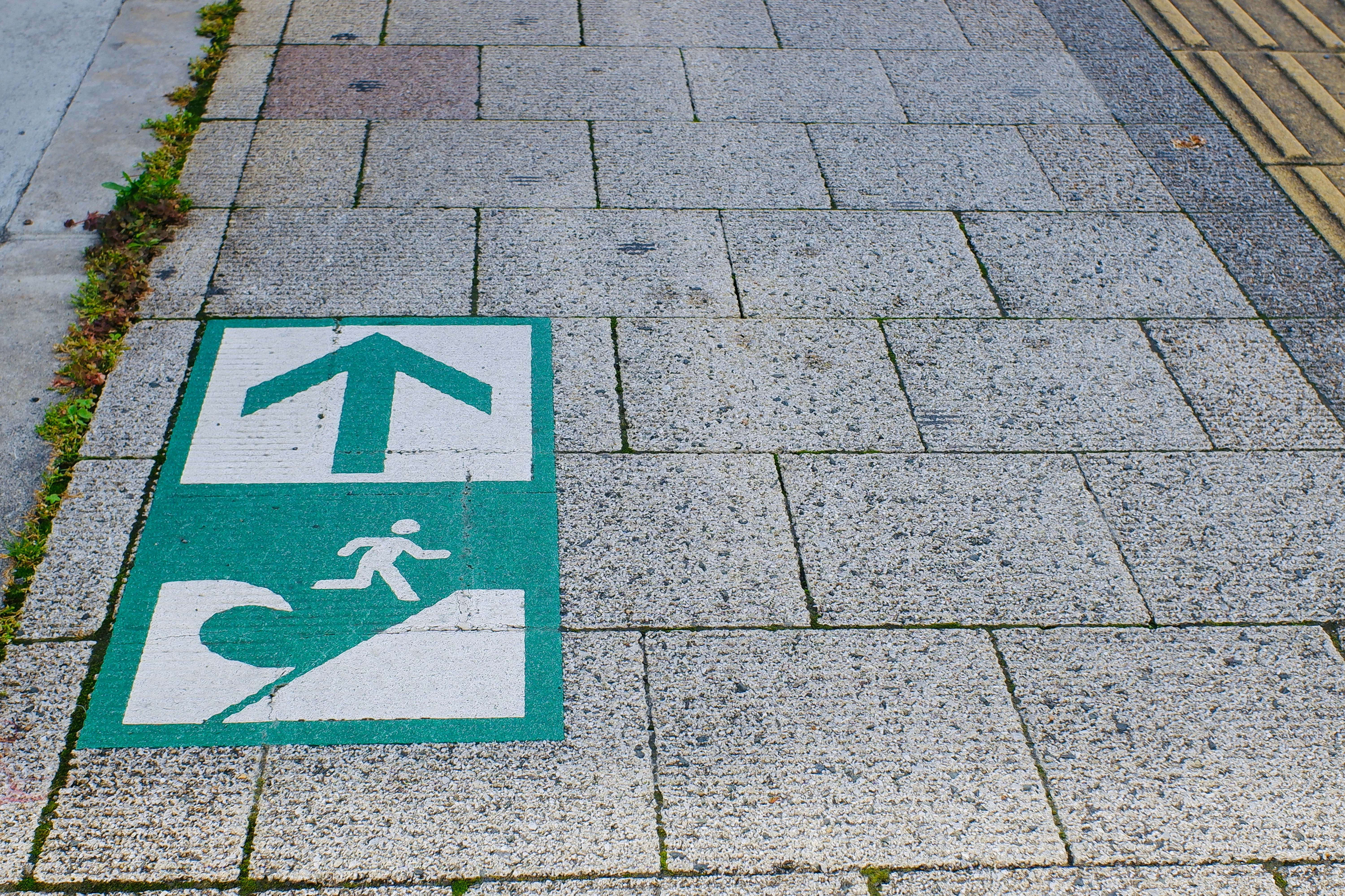 歩行者用の案内標識がある歩道の舗装