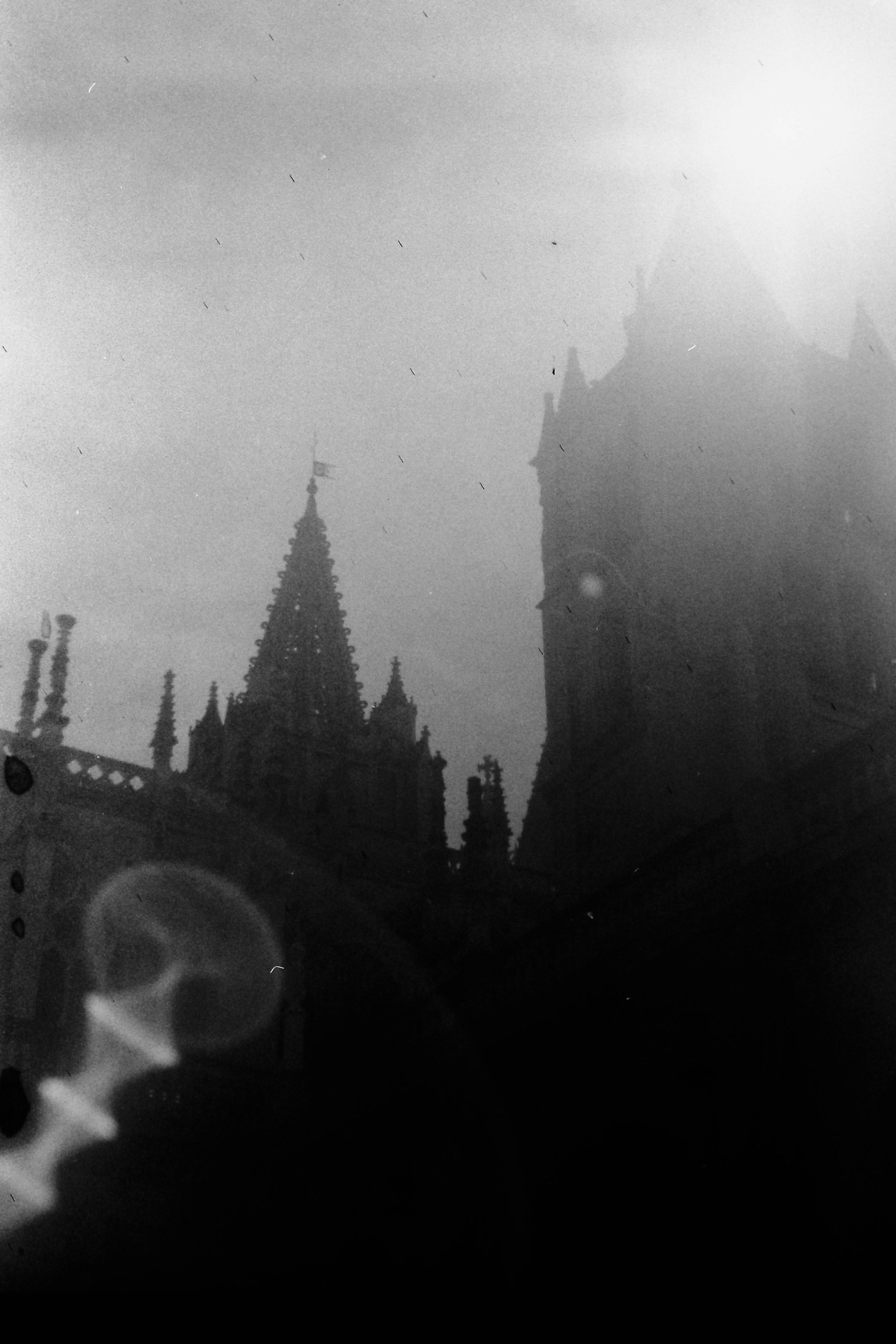 Silhouette einer Kathedrale vor einem dunklen Hintergrund mit Lichtreflexion