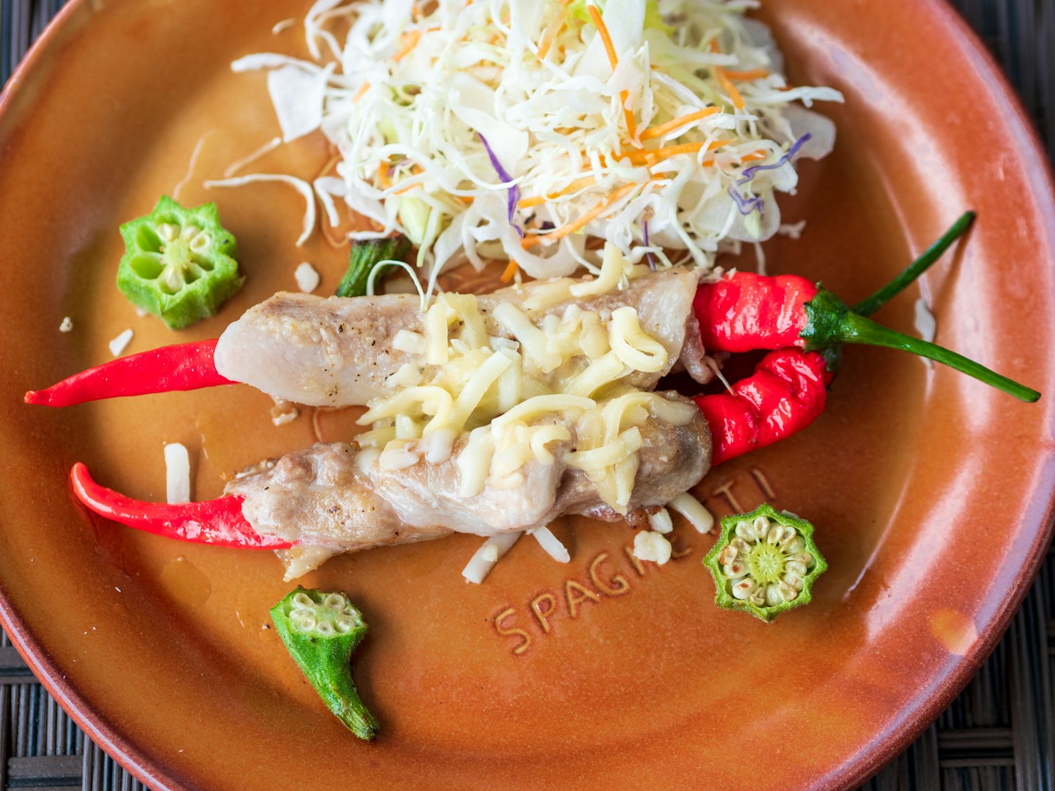 Piatto con peperoncini rossi e ingredienti grattugiati