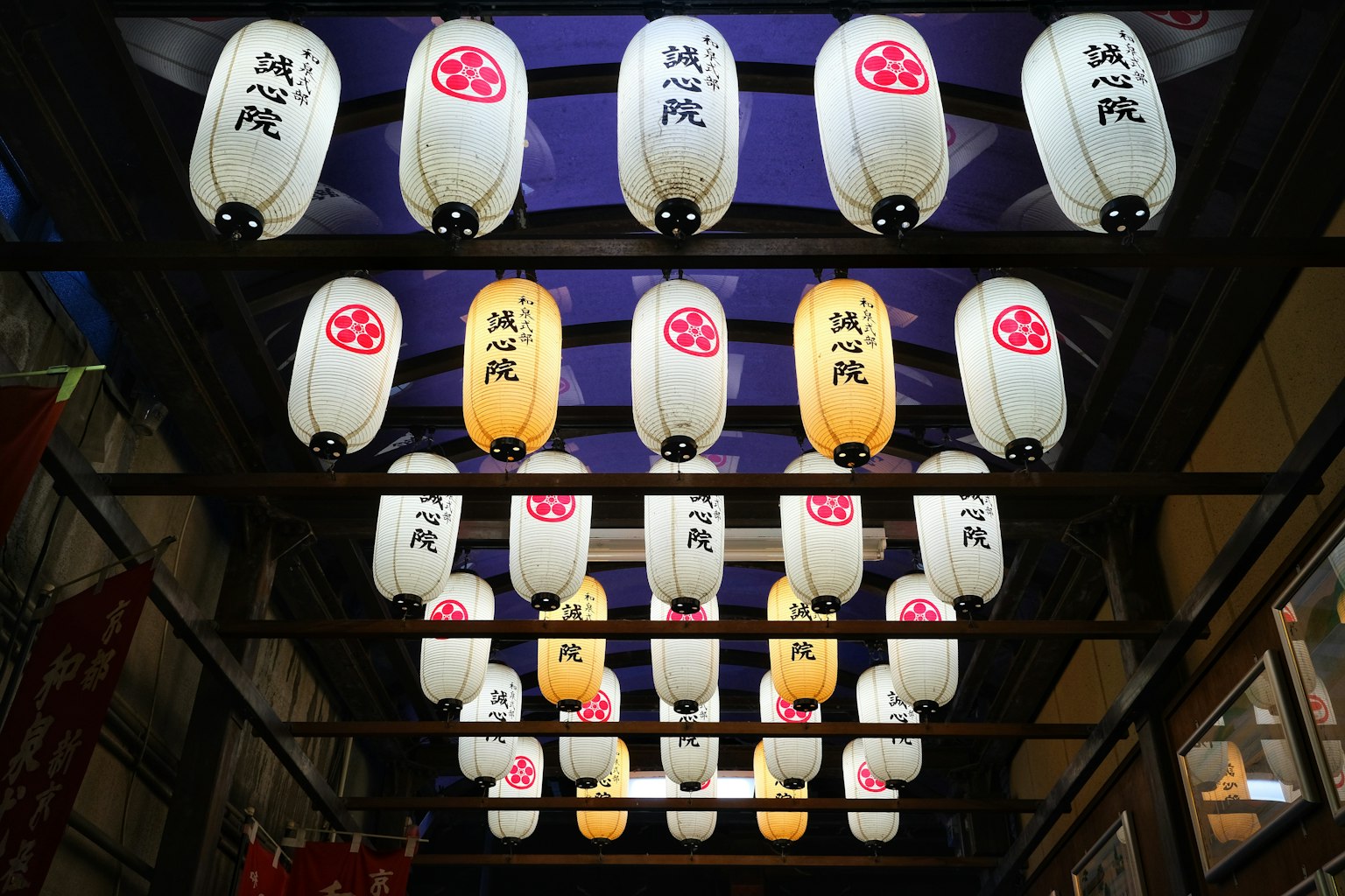 Bagian dalam kios Jepang tradisional dihiasi dengan lentera gantung