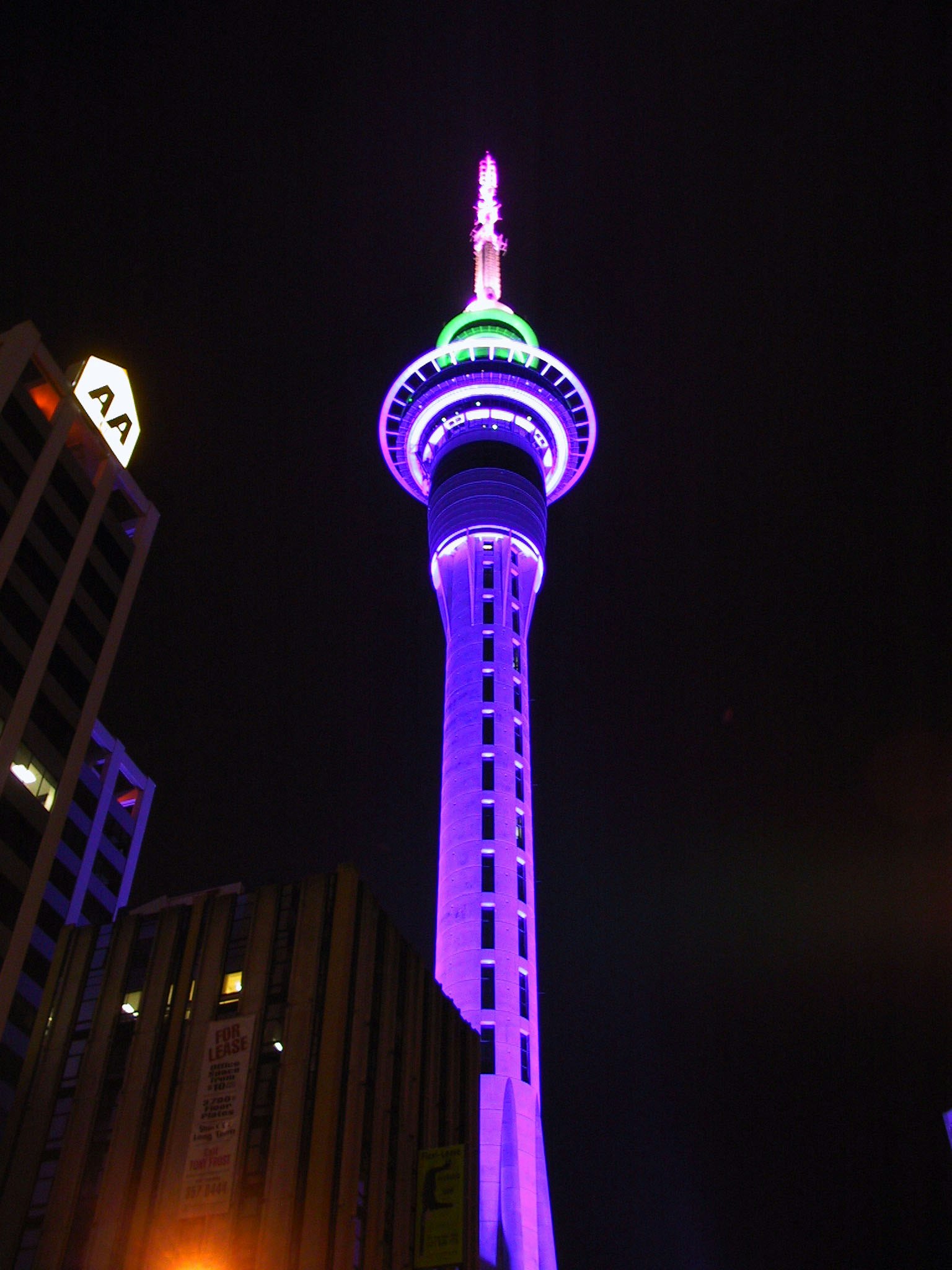 Sky Tower bei Nacht in lila Licht beleuchtet