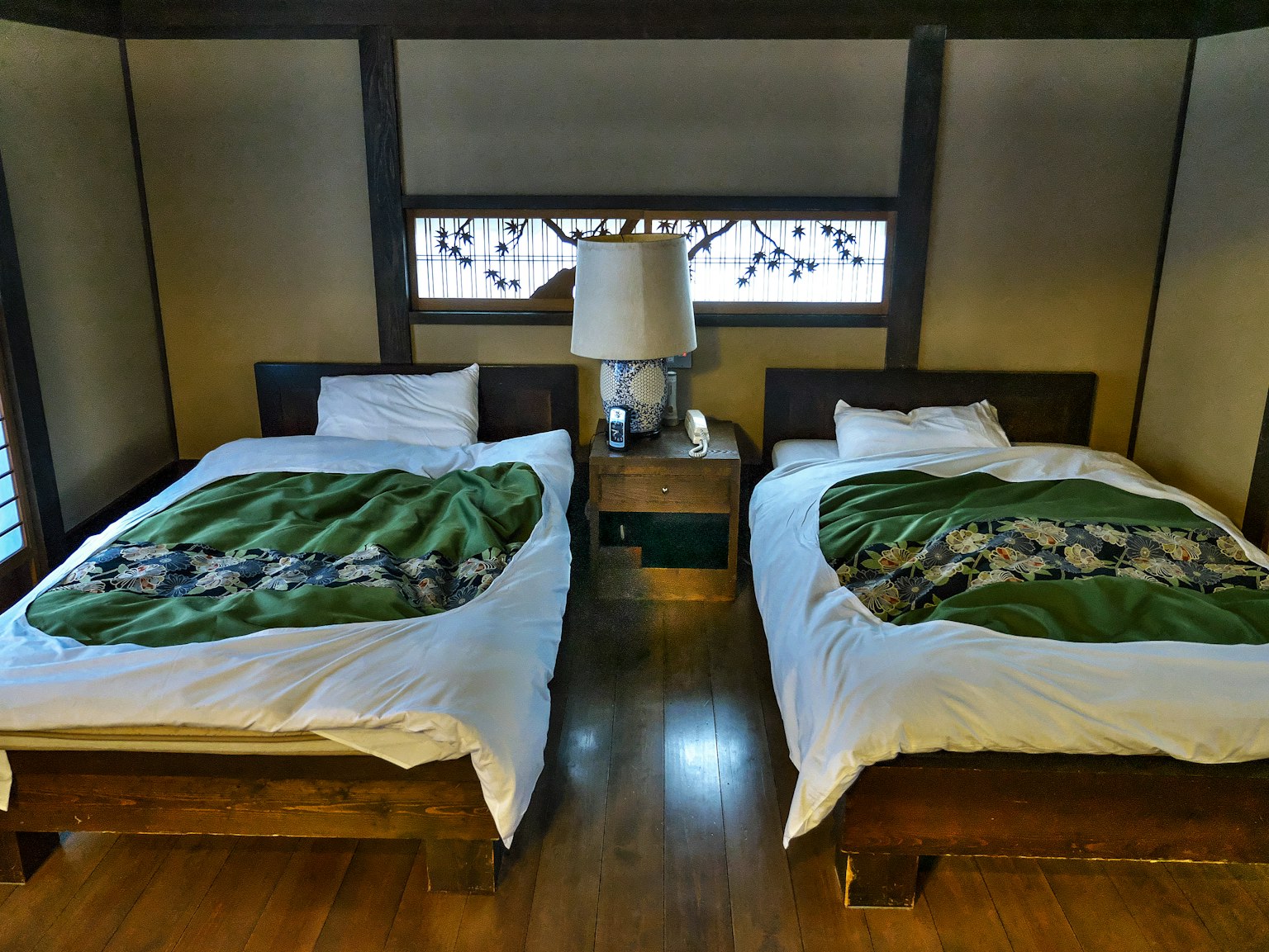 Kamar bergaya Jepang dengan dua tempat tidur dan satu lampu