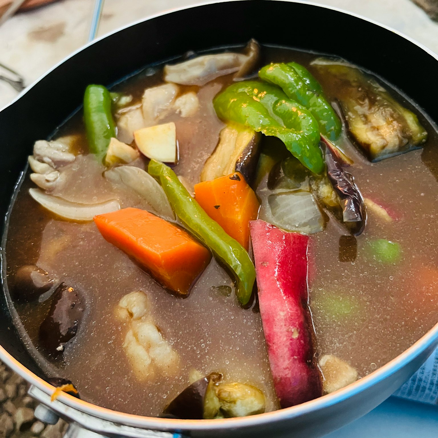 Imagen de una sopa llena de verduras coloridas