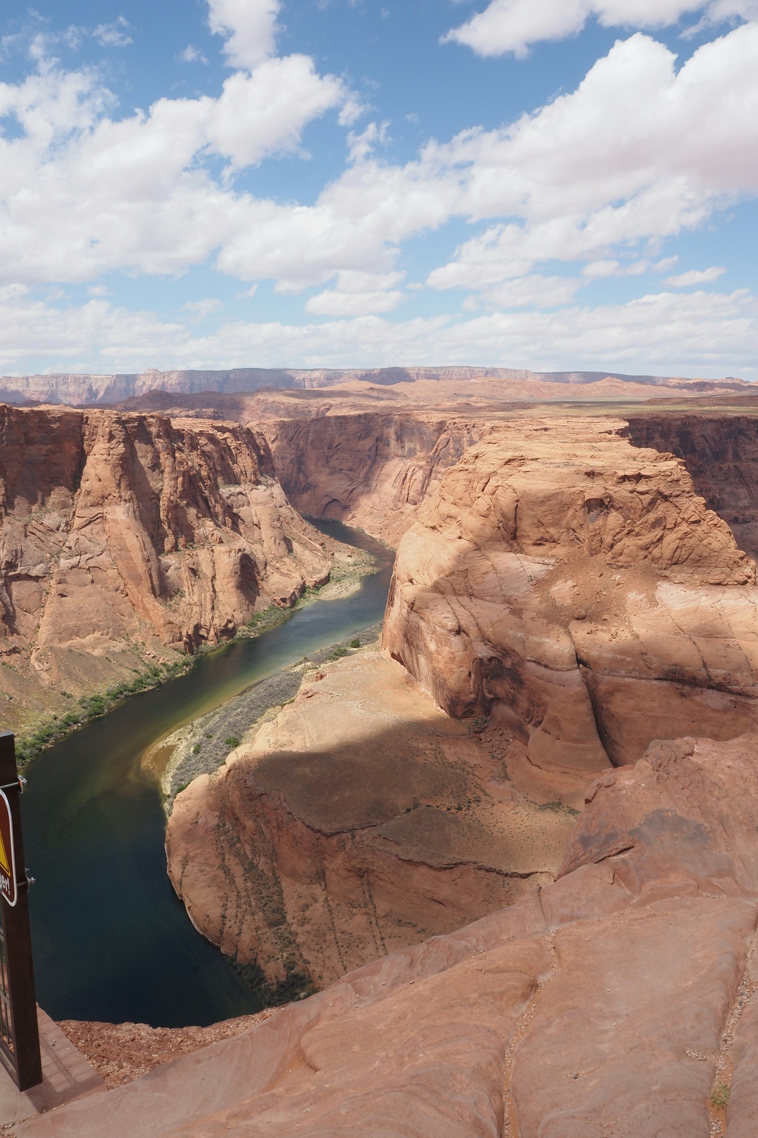 ทิวทัศน์ที่น่าทึ่งของ Horseshoe Bend และแม่น้ำ Colorado ที่คดเคี้ยว