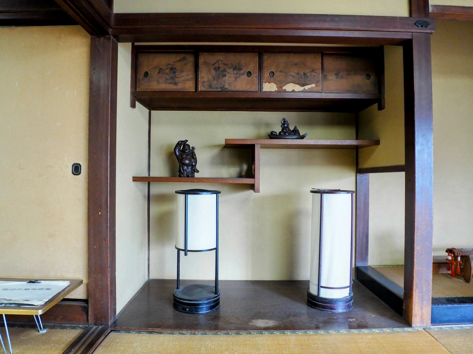 Interior ruangan bergaya Jepang dengan rak kayu dan barang dekoratif