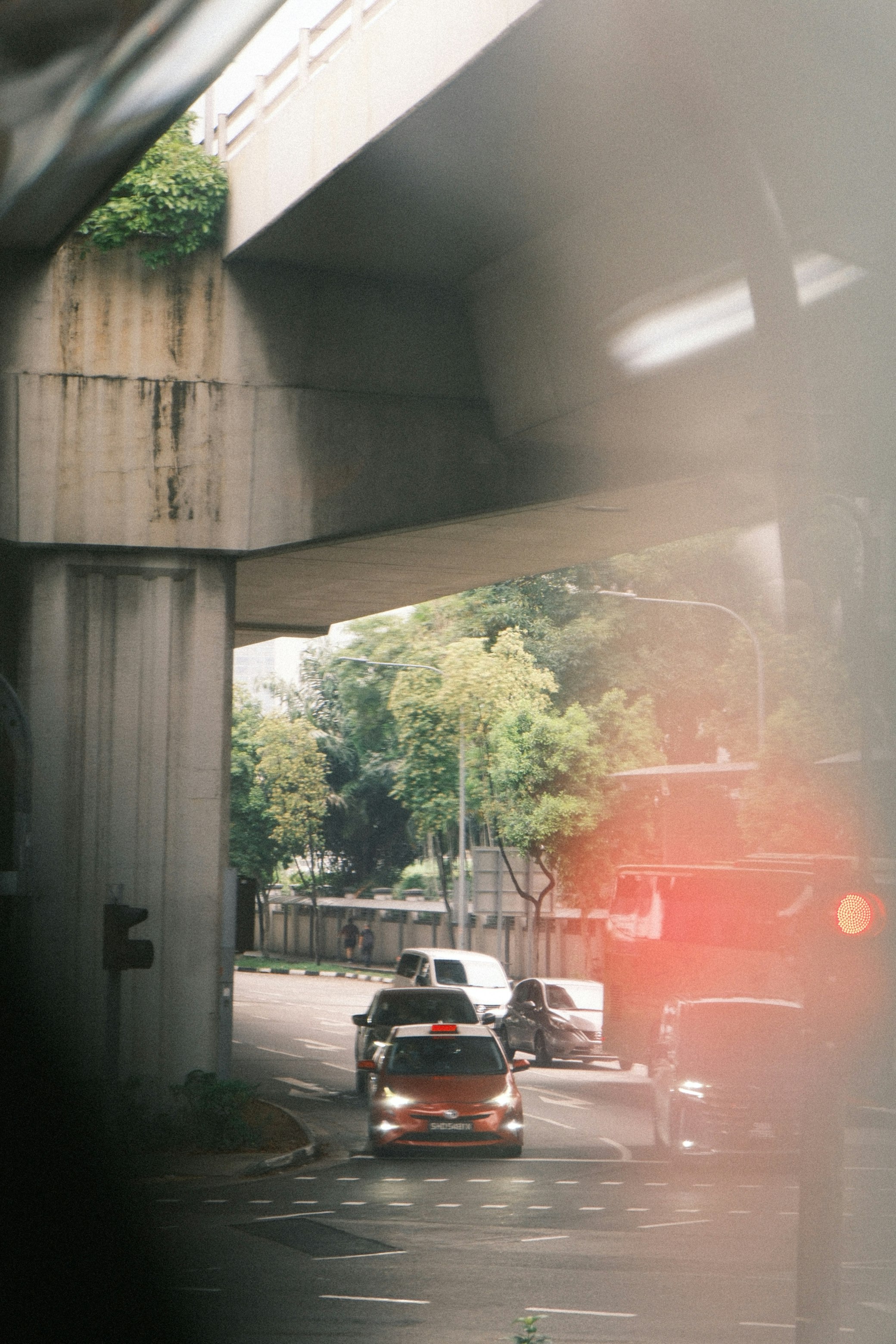 高架下を走る車と街路の風景