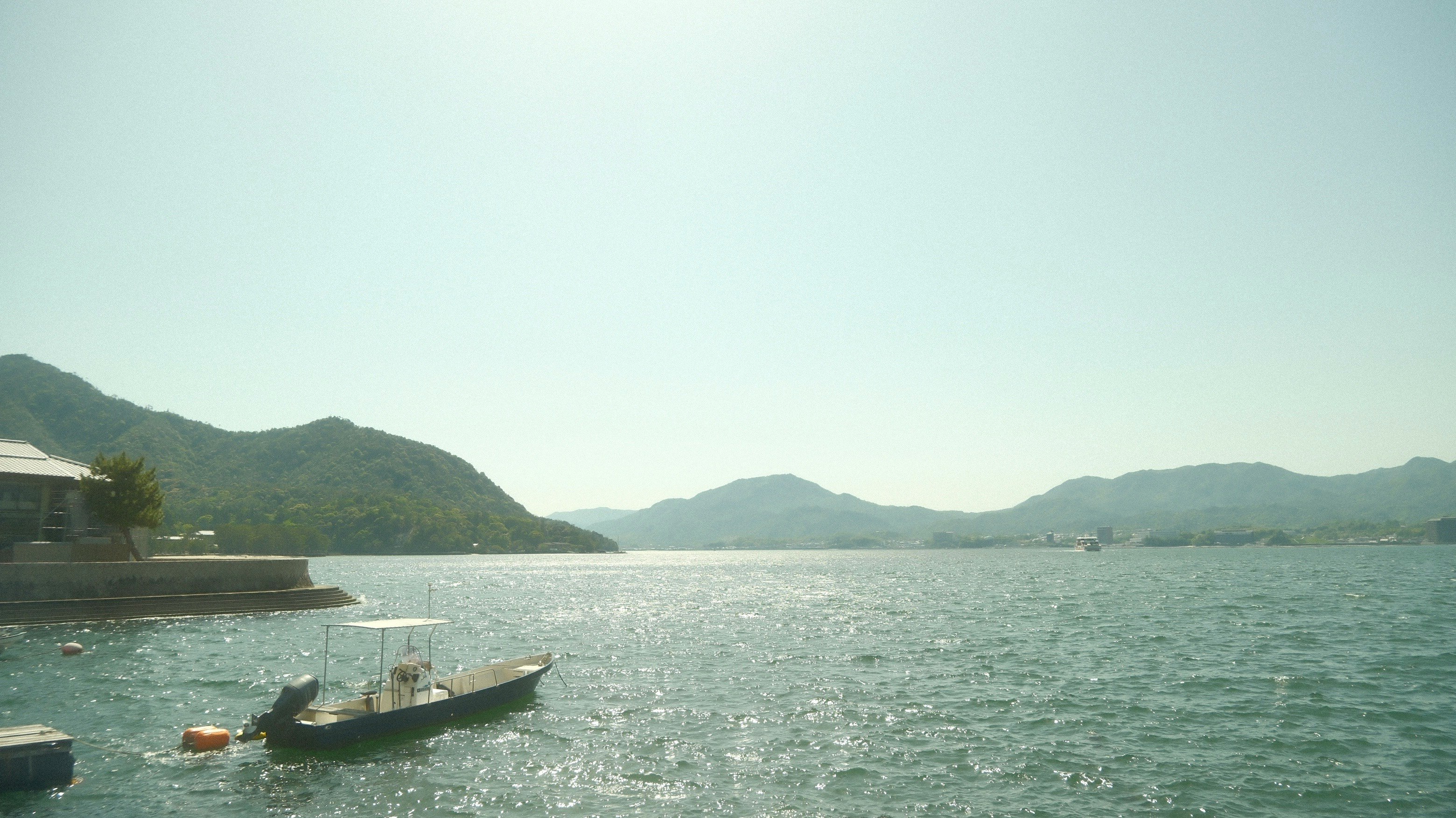 海面と小舟が浮かぶ湾の風景