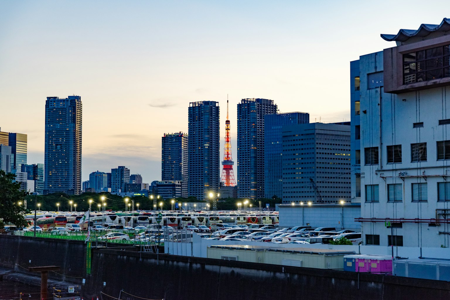 Torre de Tokio visible en el skyline urbano al atardecer