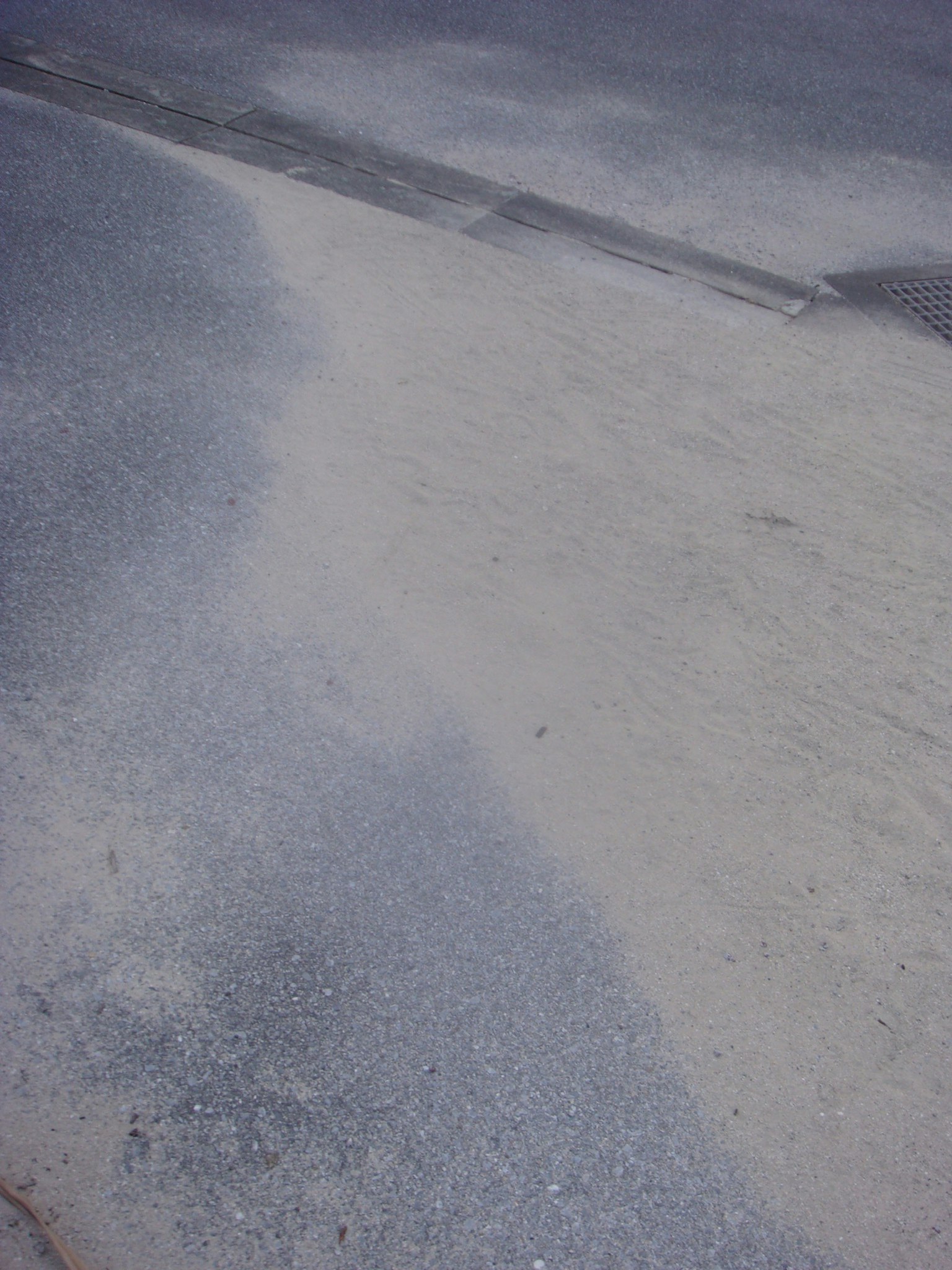 道路上灰色瀝青和混凝土的邊界