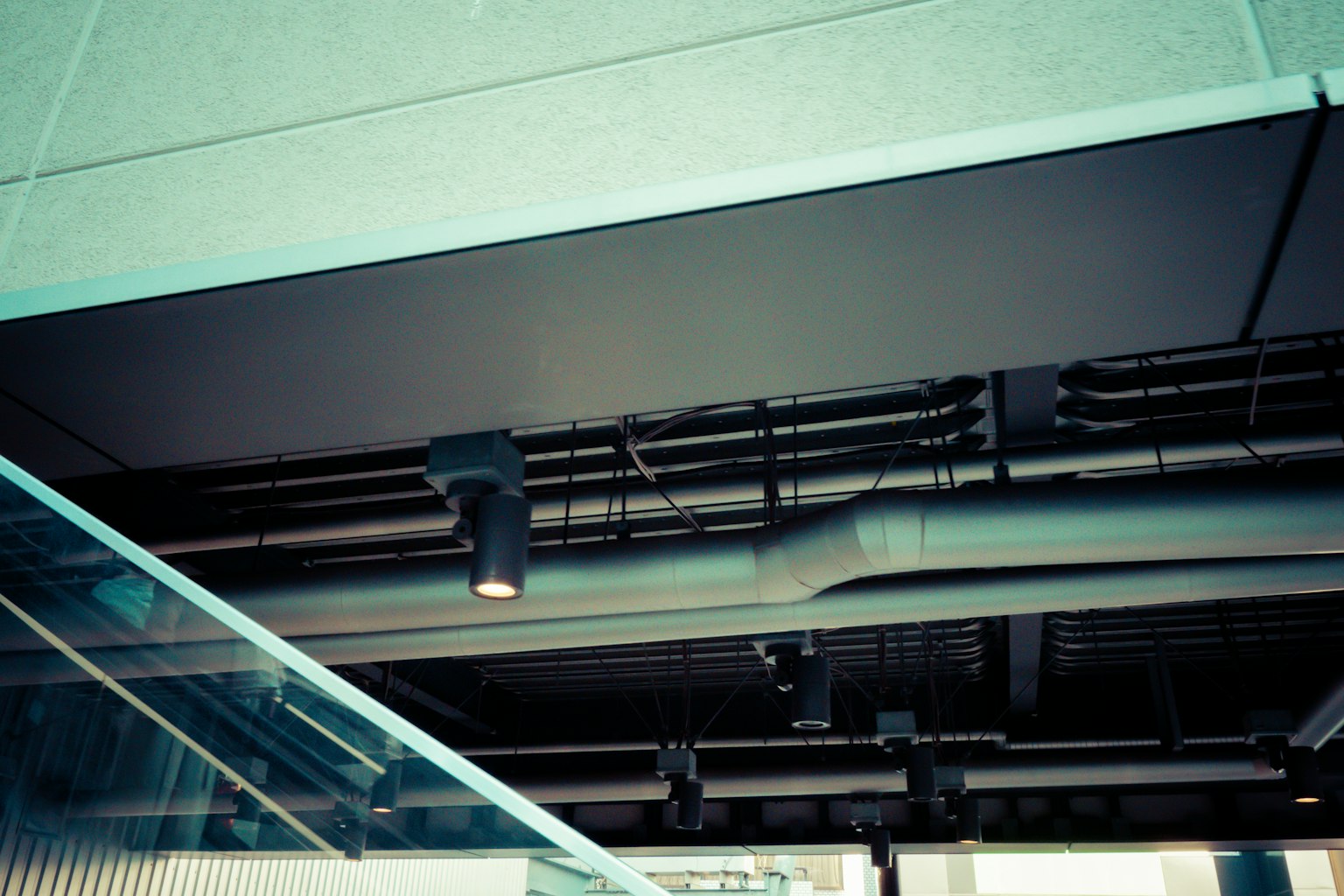 Spazio interno moderno con tubi e illuminazione a soffitto