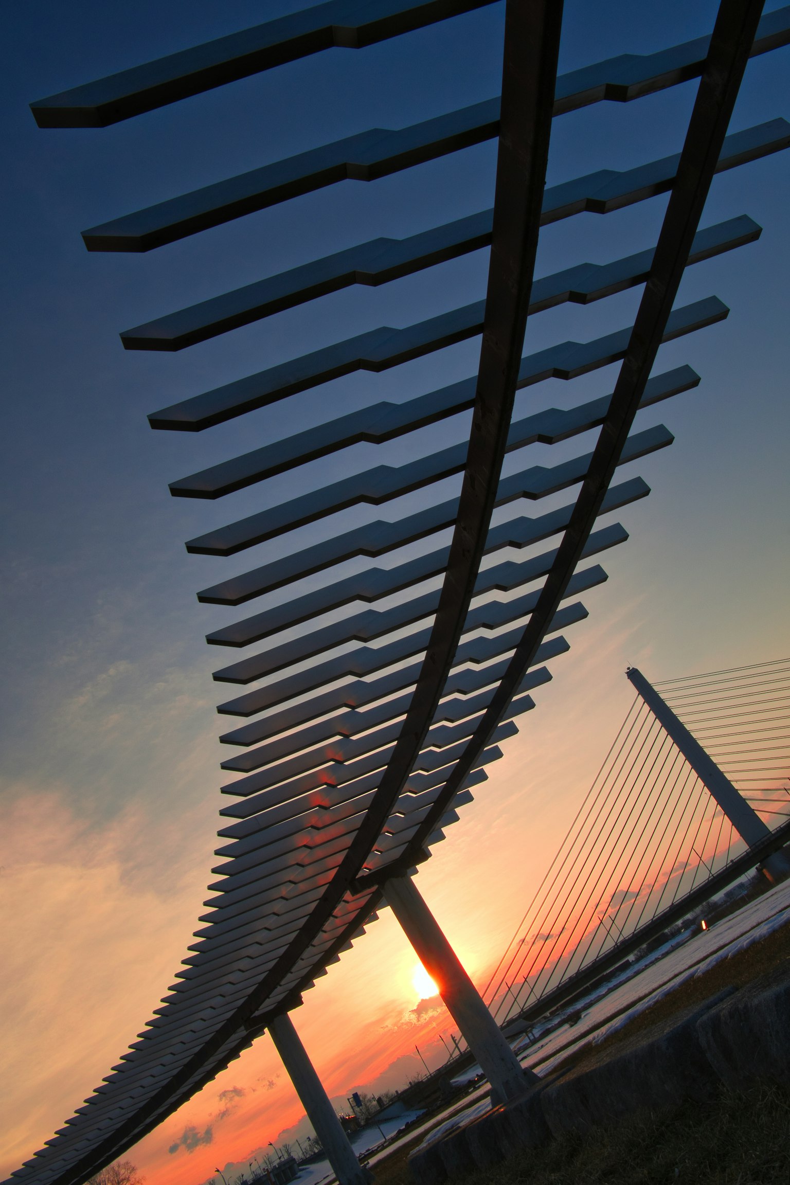 Struttura di ponte moderna con uno splendido tramonto sullo sfondo