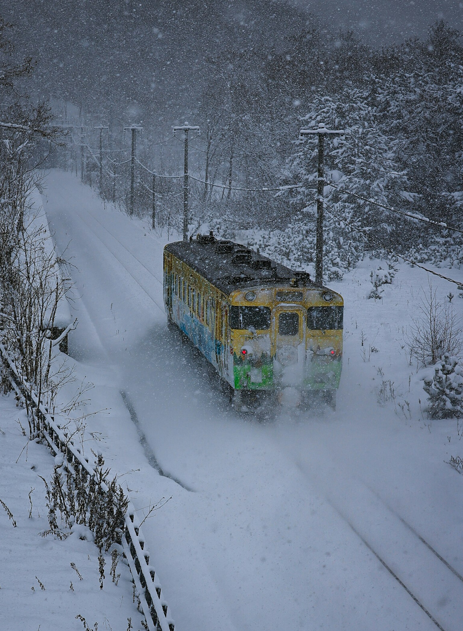 在大雪中行驶的火车与雪白的风景