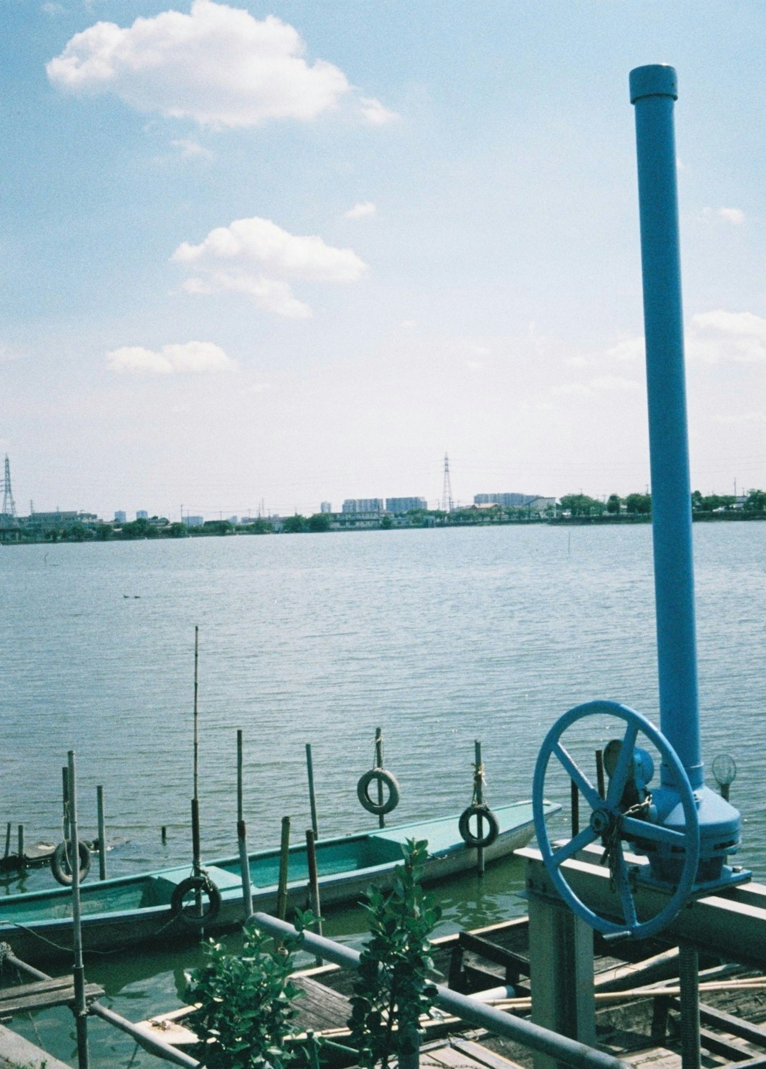 Immagine di una riva con un tubo blu e acqua calma