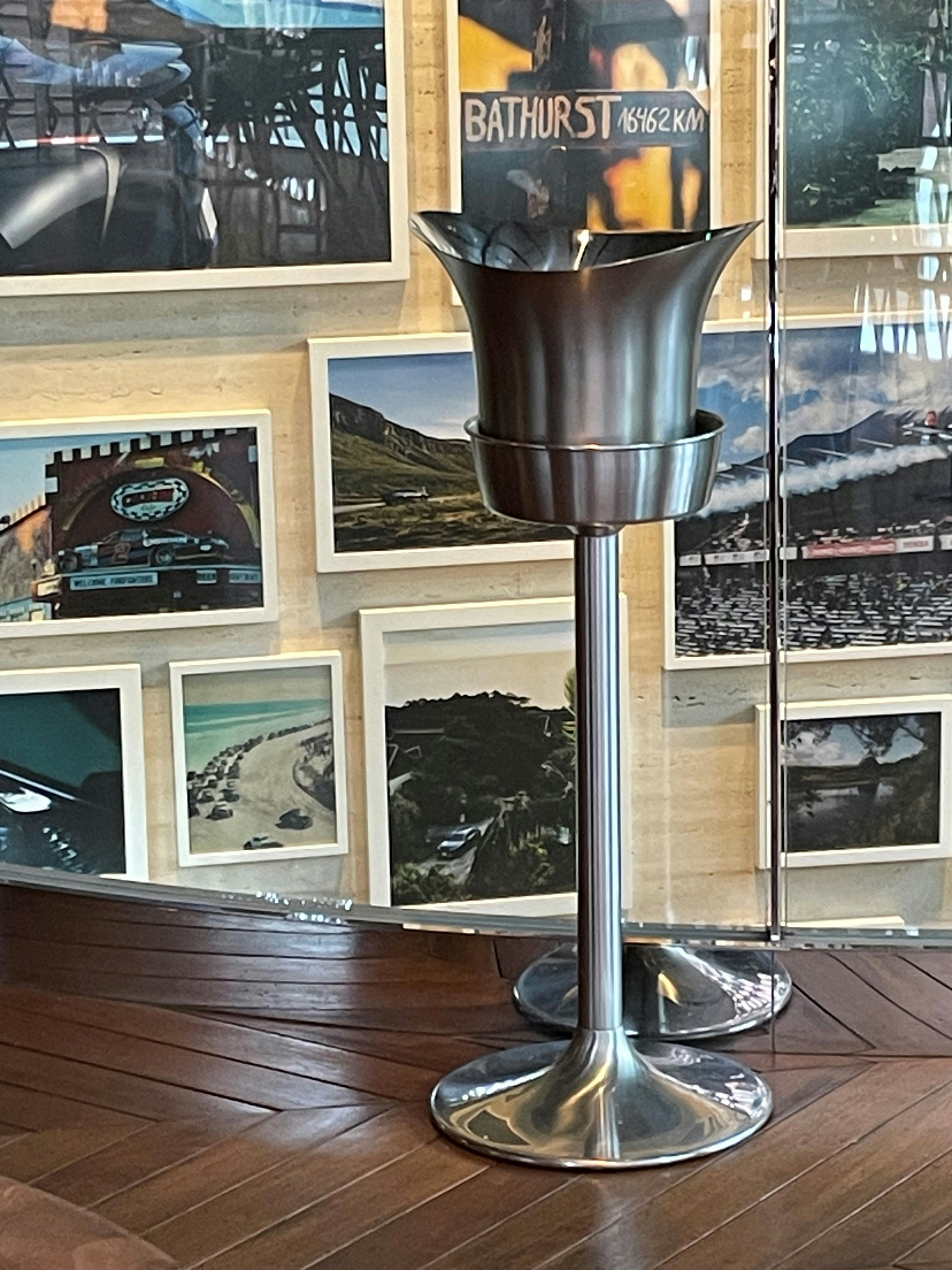 展廳地面上的不鏽鋼圓筒展示裝置與裝裱照片板