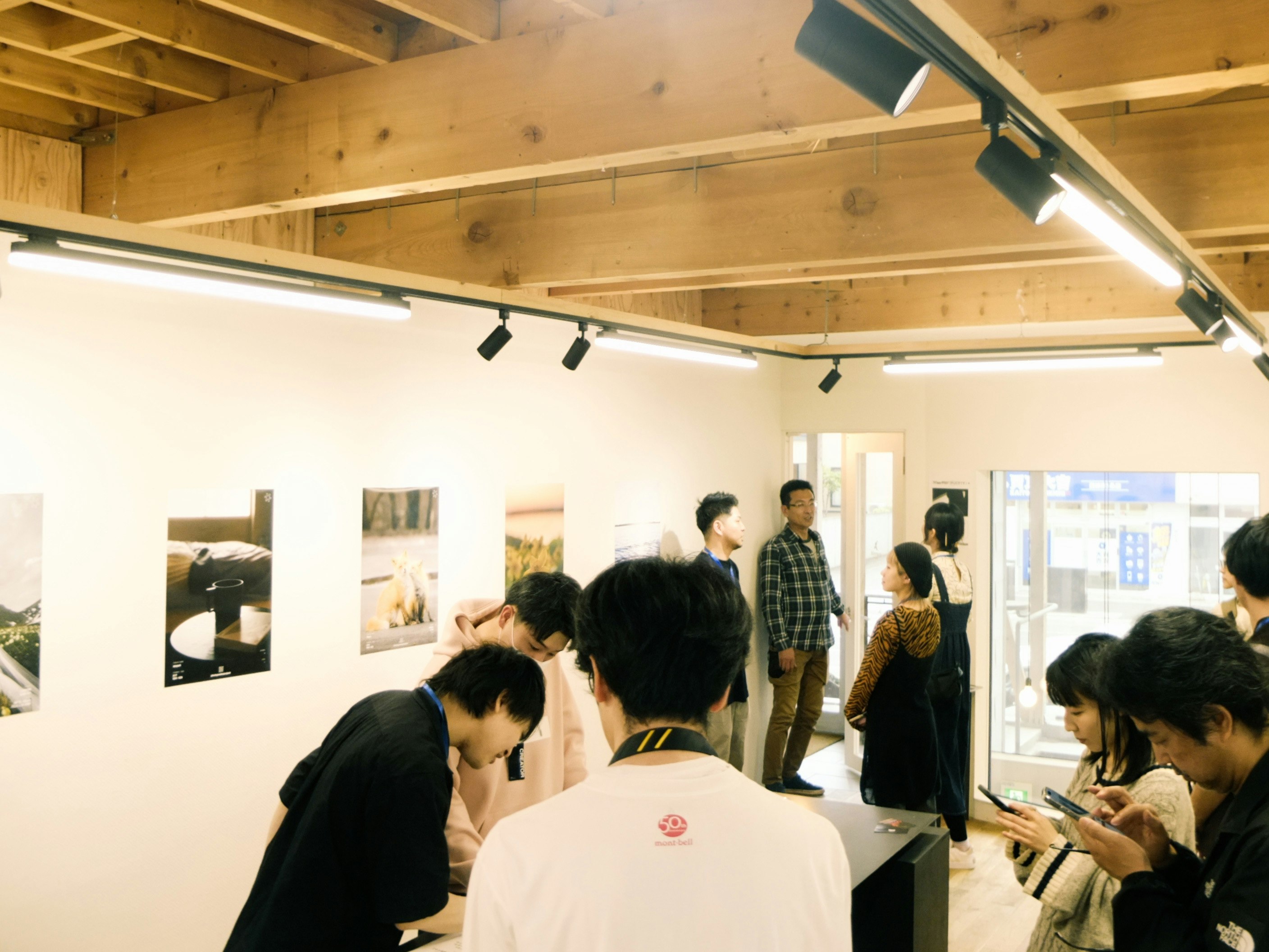 Des visiteurs regardent des œuvres dans une salle d’exposition