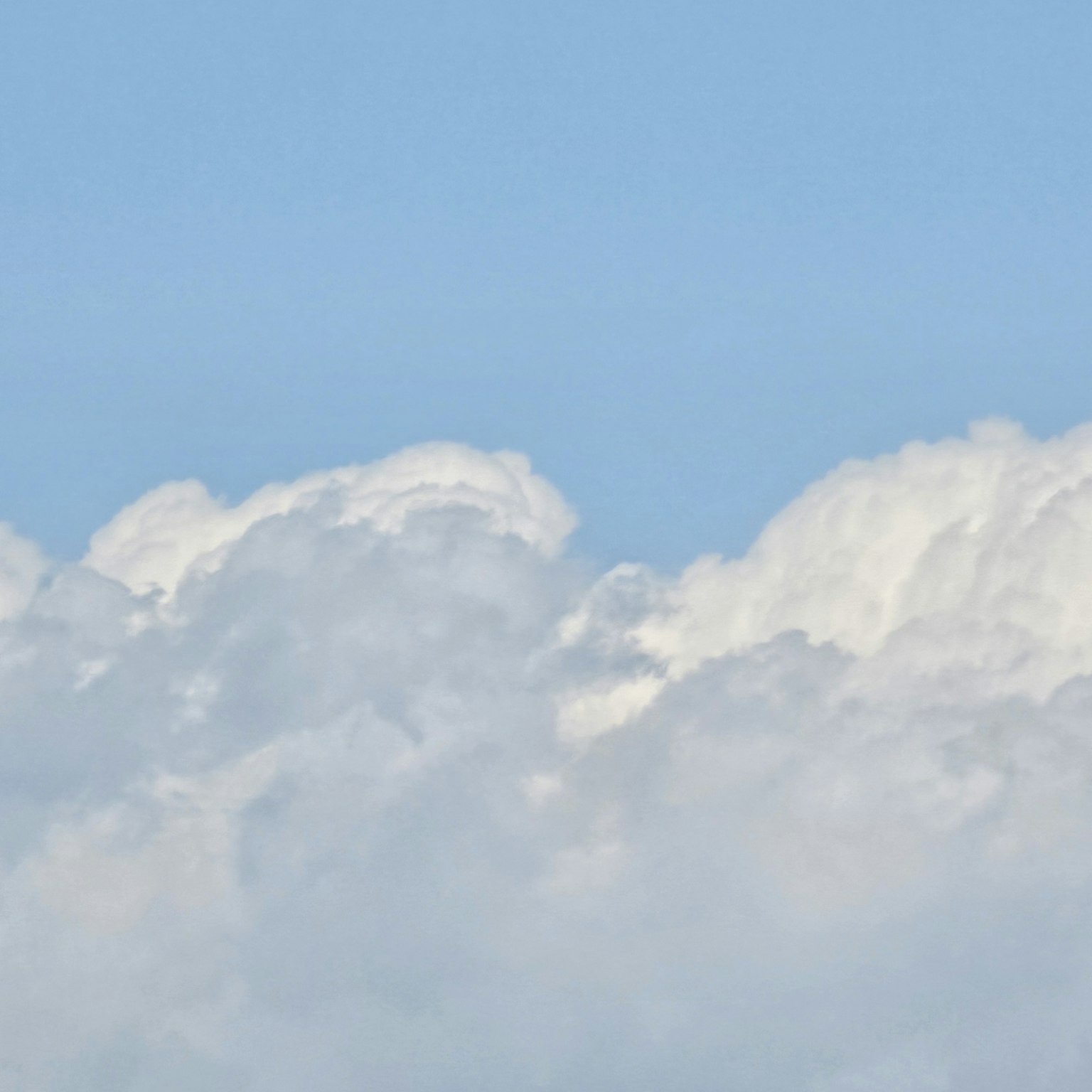 Pemandangan awan putih mengapung di langit biru