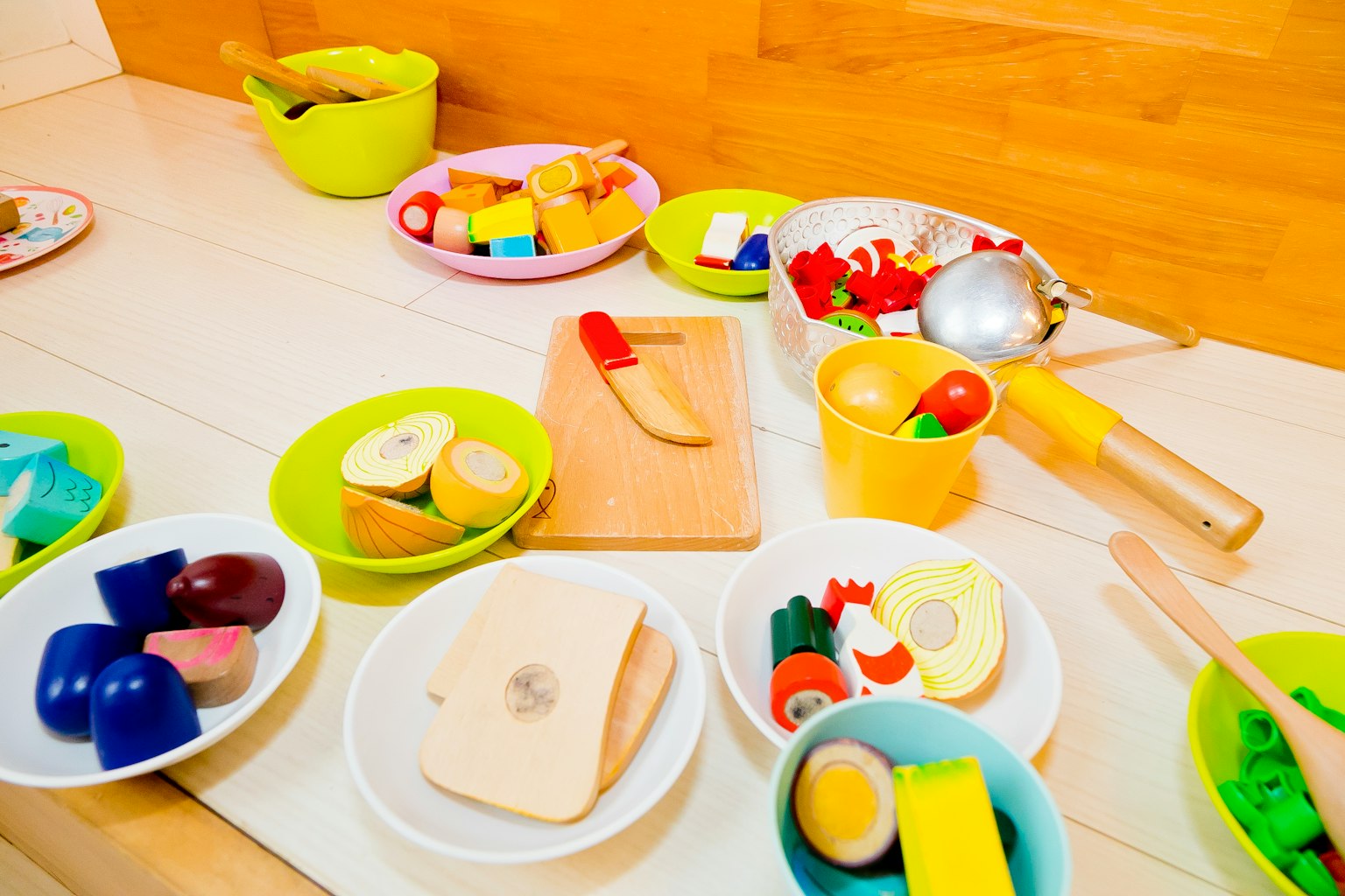 Artículos de comida de juguete coloridos esparcidos sobre una mesa