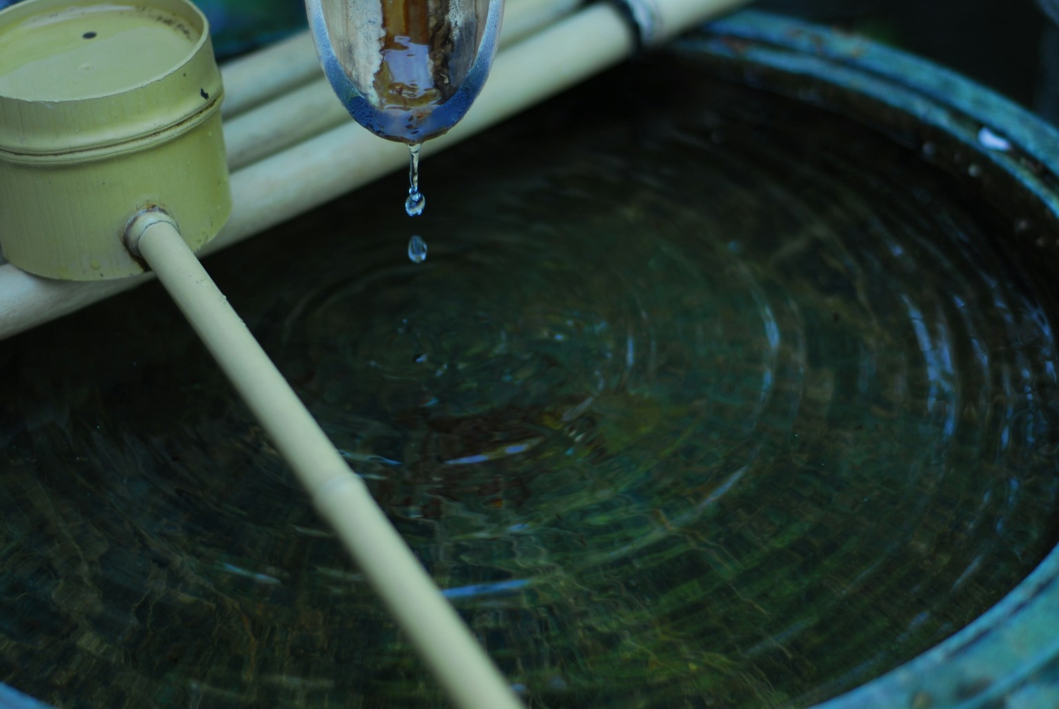 水滴落在绿色水面上的管道