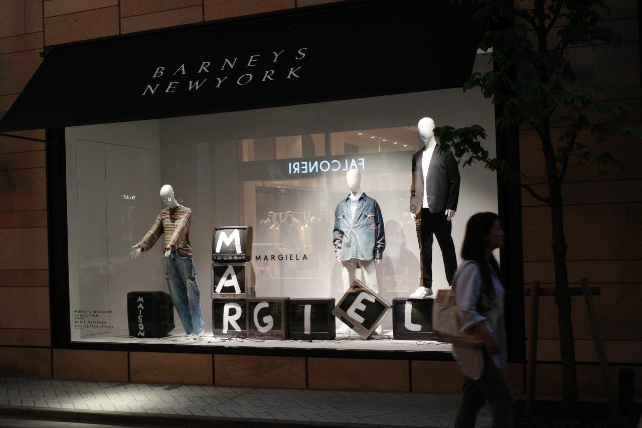 ショーウィンドウにマネキンが並ぶファッション店の外観